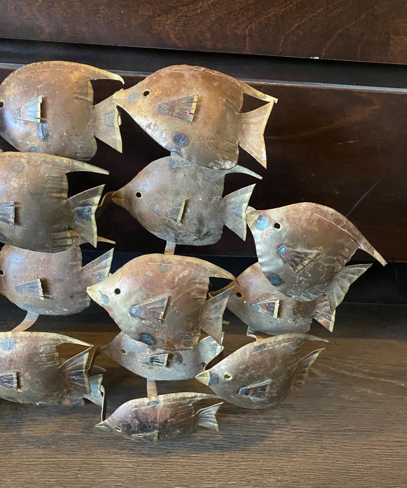 Moderne Fischschule aus der Jahrhundertmitte  Wandskulptur in der Art von Curtis Jere (Moderne der Mitte des Jahrhunderts) im Angebot