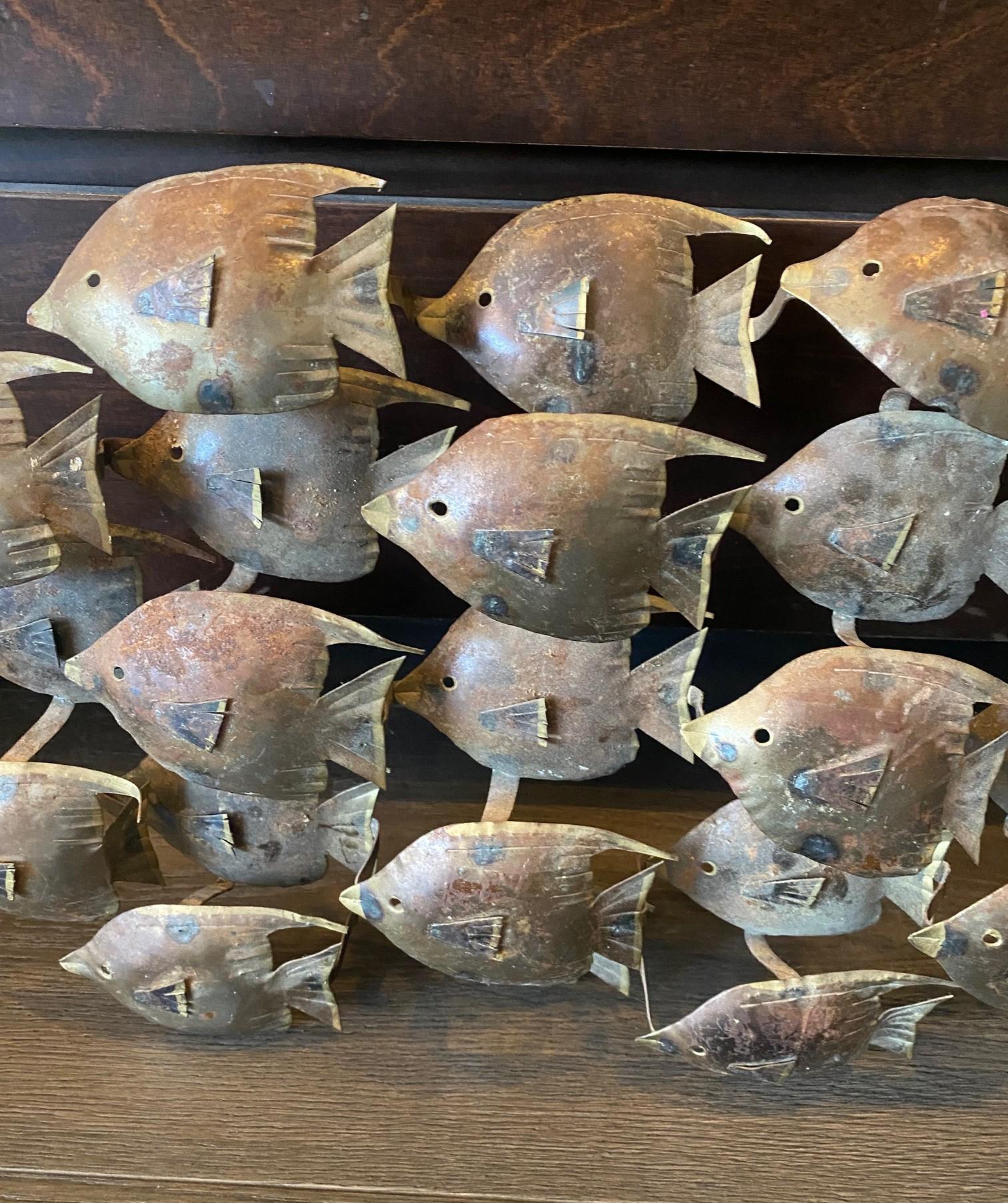 Moderne Fischschule aus der Jahrhundertmitte  Wandskulptur in der Art von Curtis Jere (amerikanisch) im Angebot