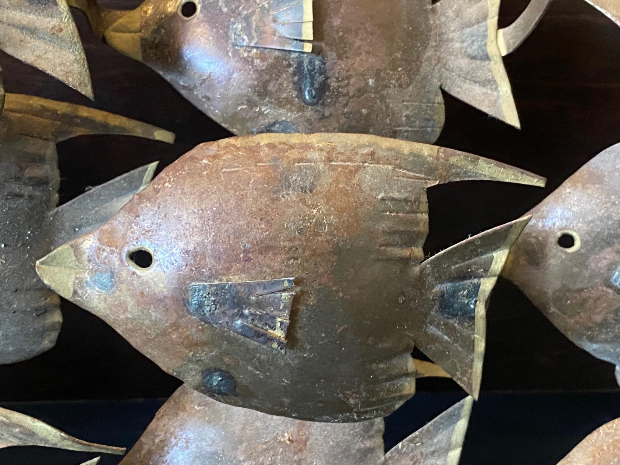 Moderne Fischschule aus der Jahrhundertmitte  Wandskulptur in der Art von Curtis Jere (20. Jahrhundert) im Angebot
