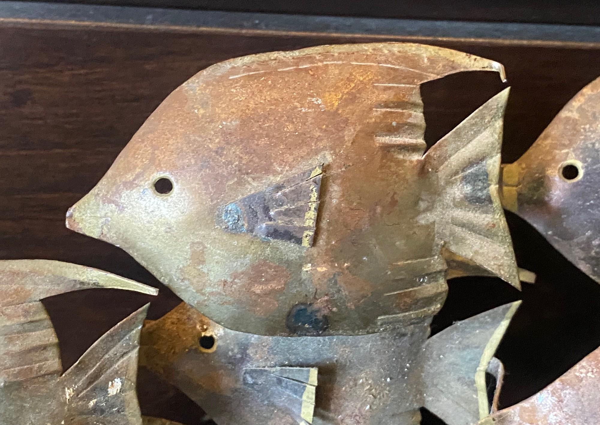 Moderne Fischschule aus der Jahrhundertmitte  Wandskulptur in der Art von Curtis Jere (Metall) im Angebot