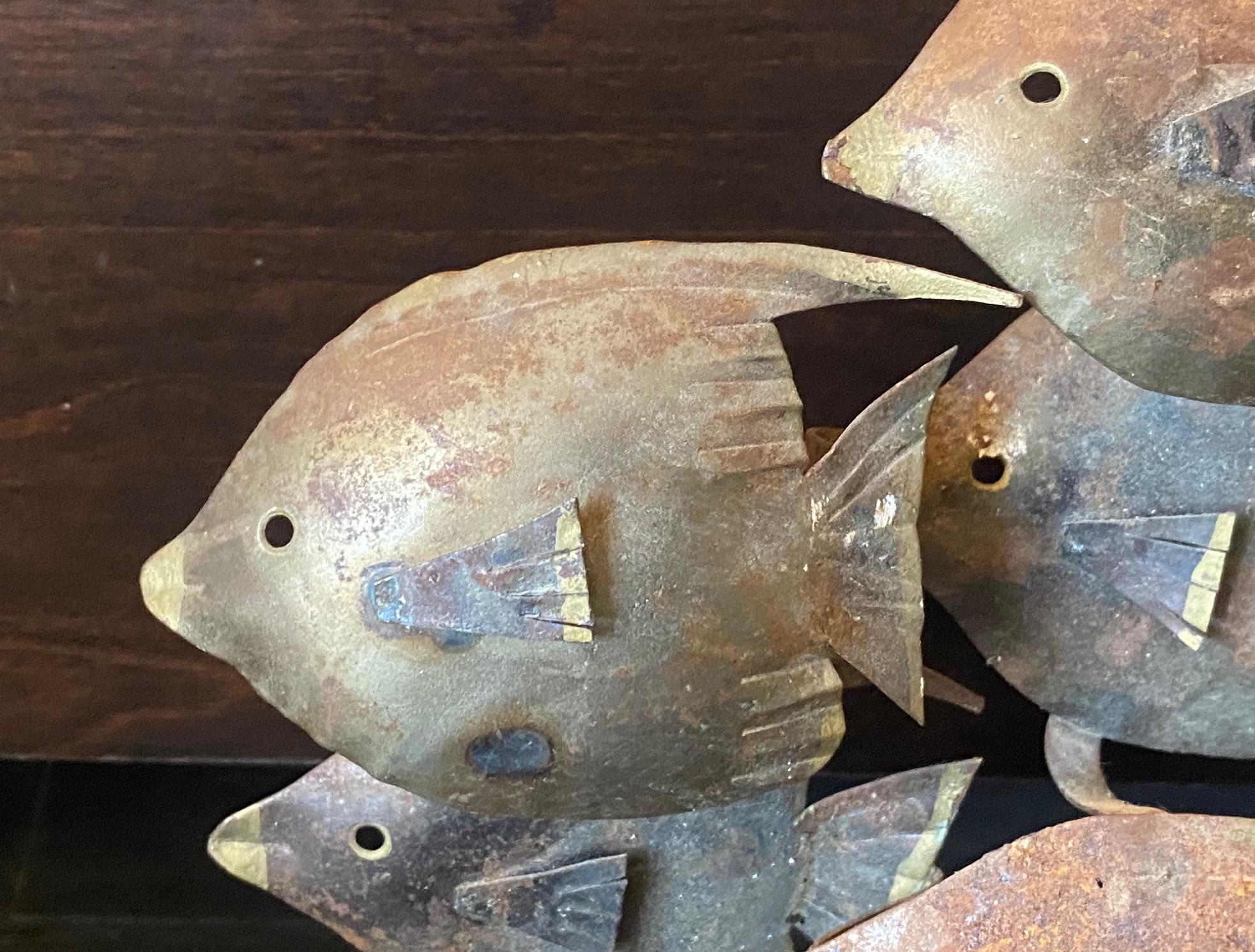 Moderne Fischschule aus der Jahrhundertmitte  Wandskulptur in der Art von Curtis Jere im Angebot 2