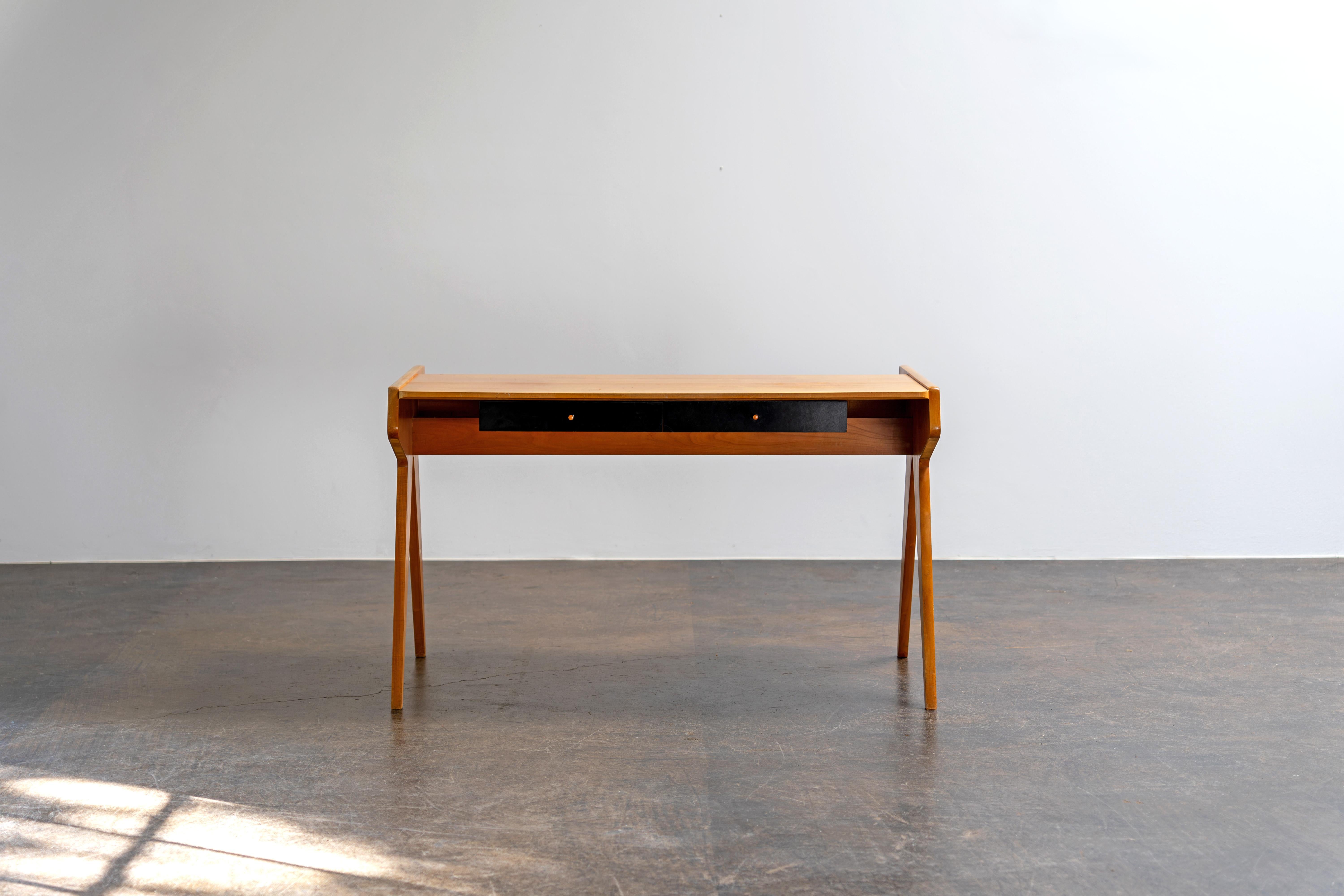 Schreibtisch Entworfen von Helmut Magg
WK, Deutschland

Schreibtisch aus den 1950er Jahren. Reines und einfaches Design von Helmut Magg für WK, Deutschland. Dieser Schreibtisch verbindet Funktionalität und Eleganz, er verfügt über zwei Schubladen,