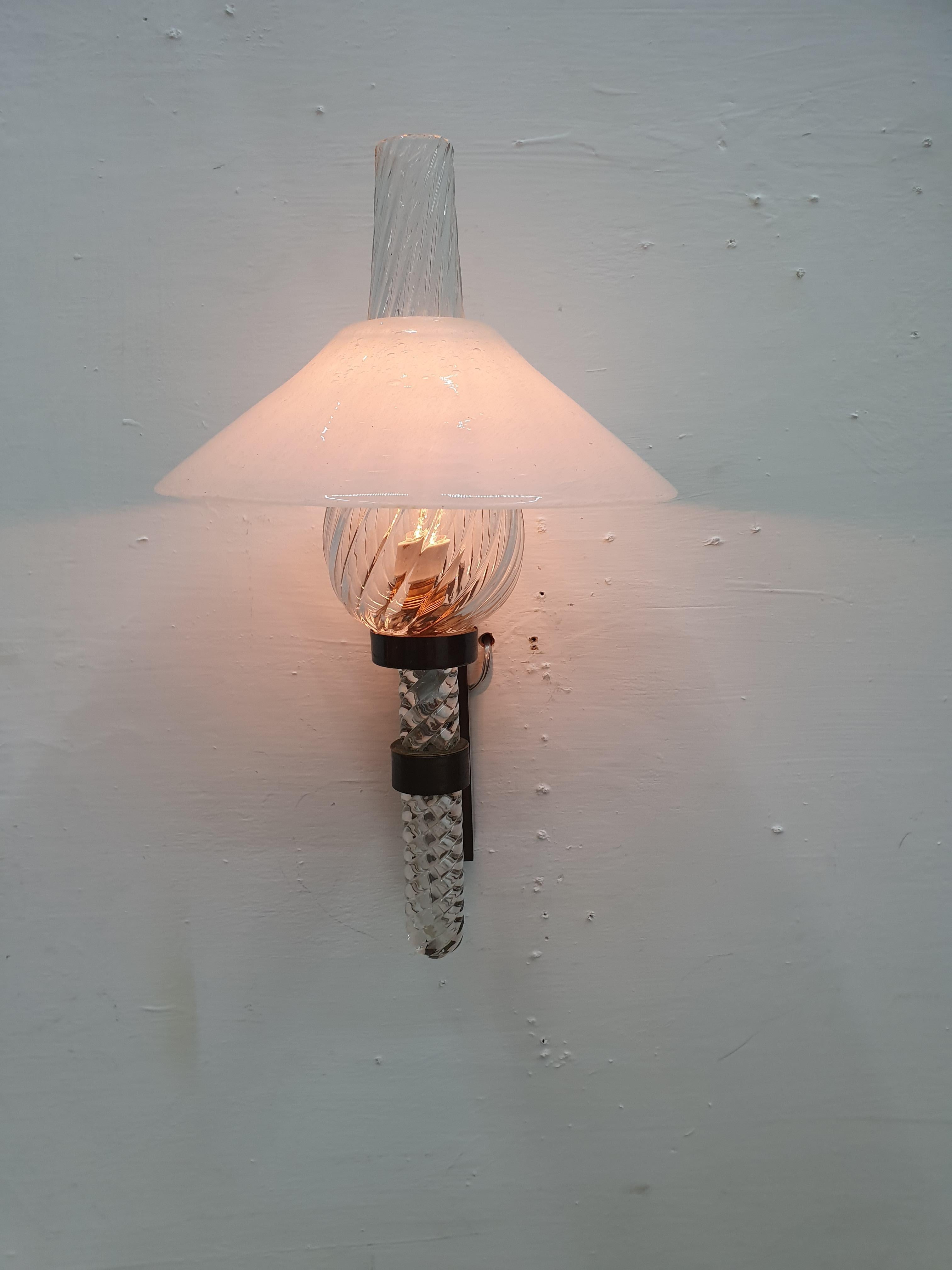 Moderne Wandleuchte aus der Jahrhundertmitte von Barovier & Toso aus Muranoglas und Messing, Italien, um 1940.