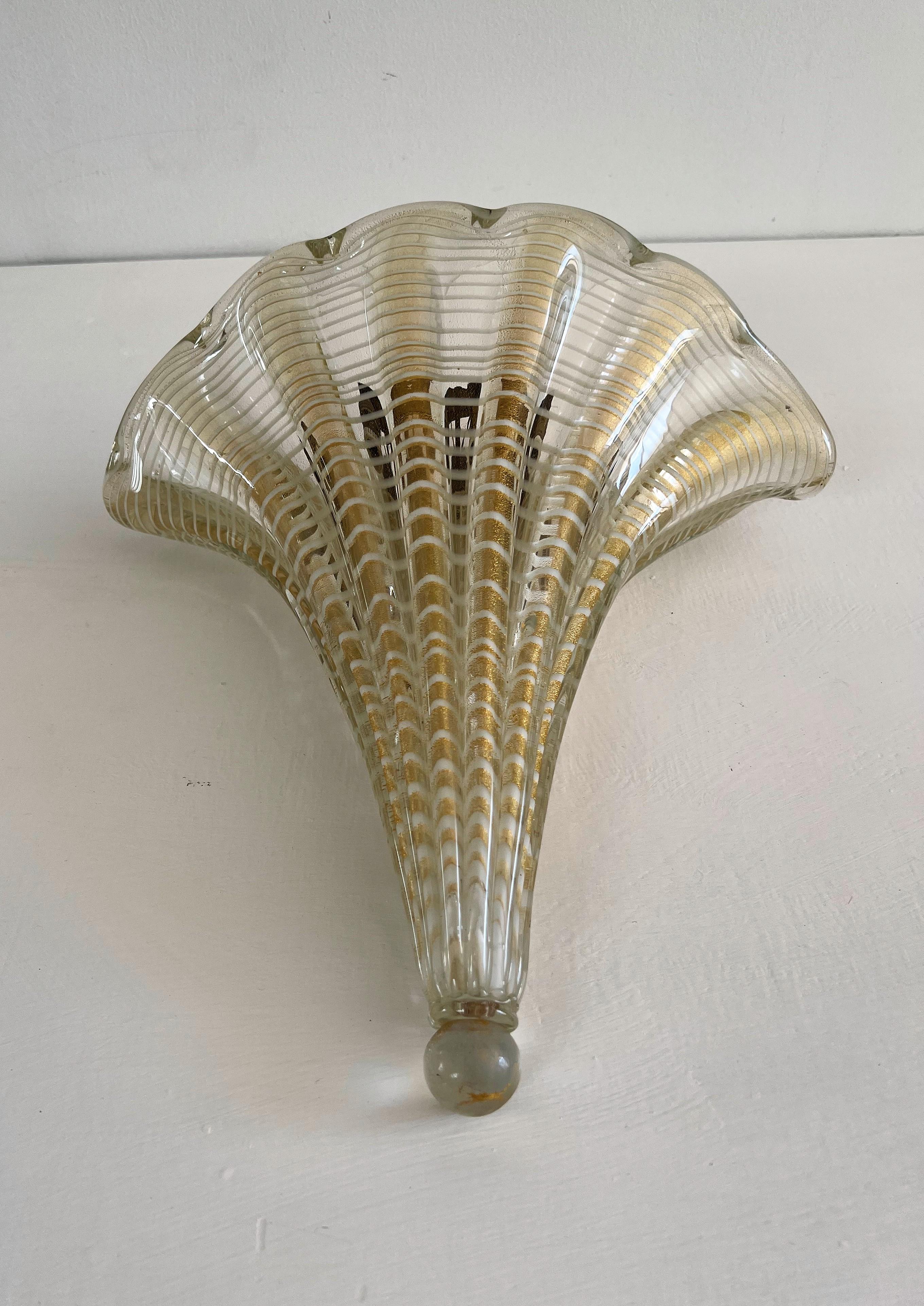 Large wall light or sconce manufactured in one large piece of Murano glass with gold inclusions in the 