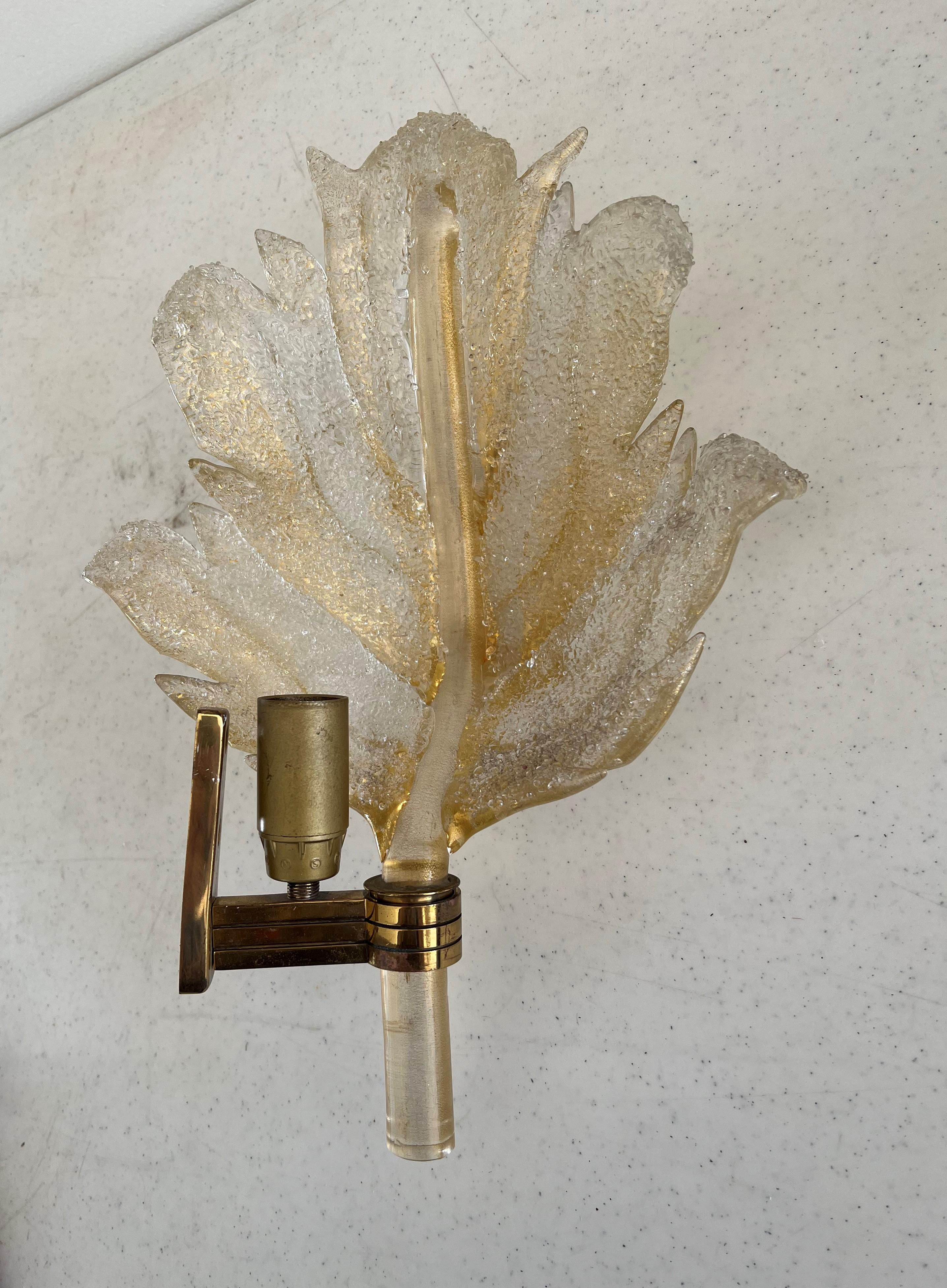 Große Wandleuchte oder Wandleuchter aus einem großen Stück Murano-Glas mit Goldeinschlüssen  von Barovier & Toso in Murano Italien, ca. 1970er Jahre.
Für 1 e14-Glühbirne.
