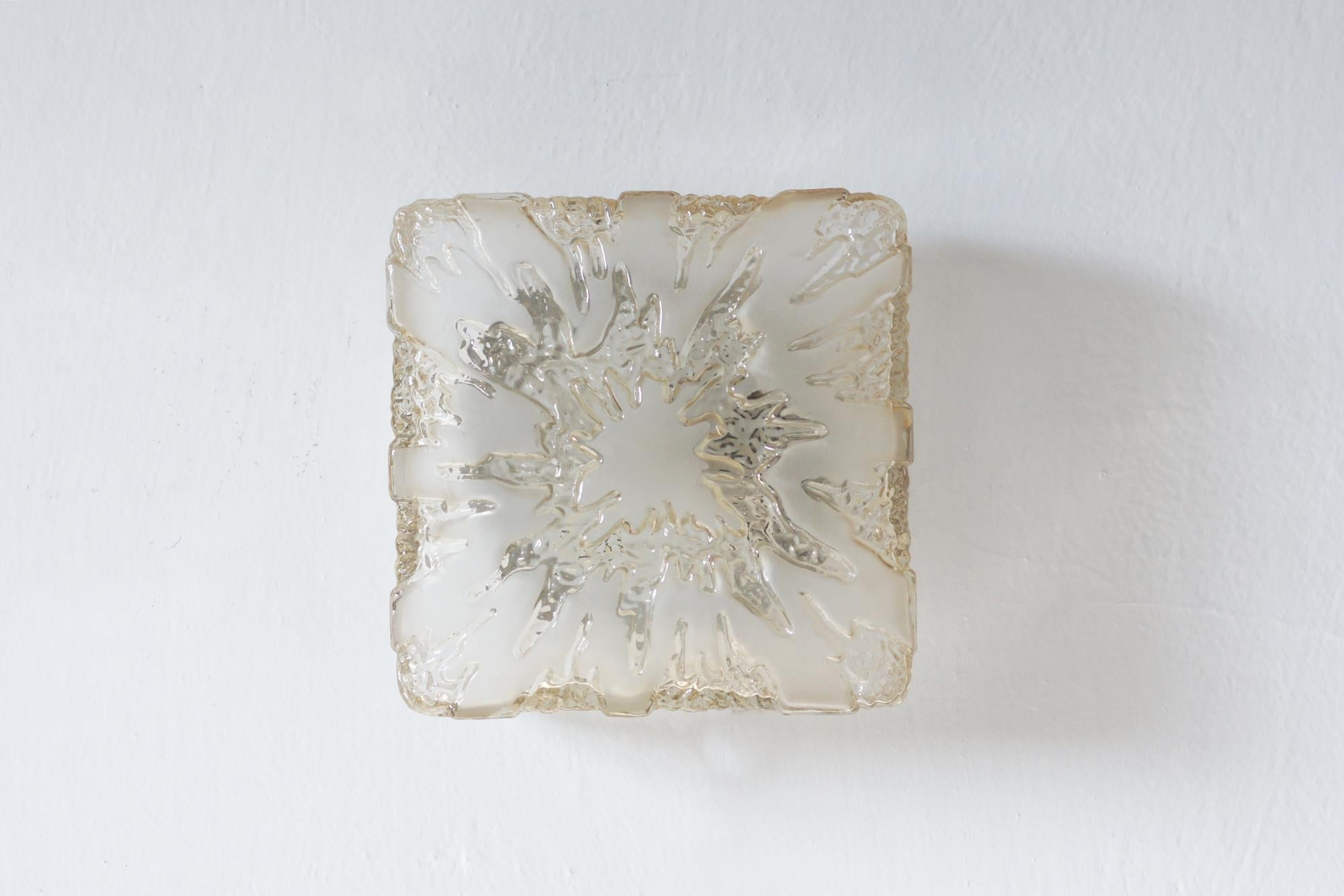 
Una lampada da soffitto unica degli anni '60, realizzata in vetro spesso con una calda tonalità ambrata. La superficie del paralume ha una texture unica che ricorda la vernice versata, creando un effetto di striature ondulate e sottili transizioni