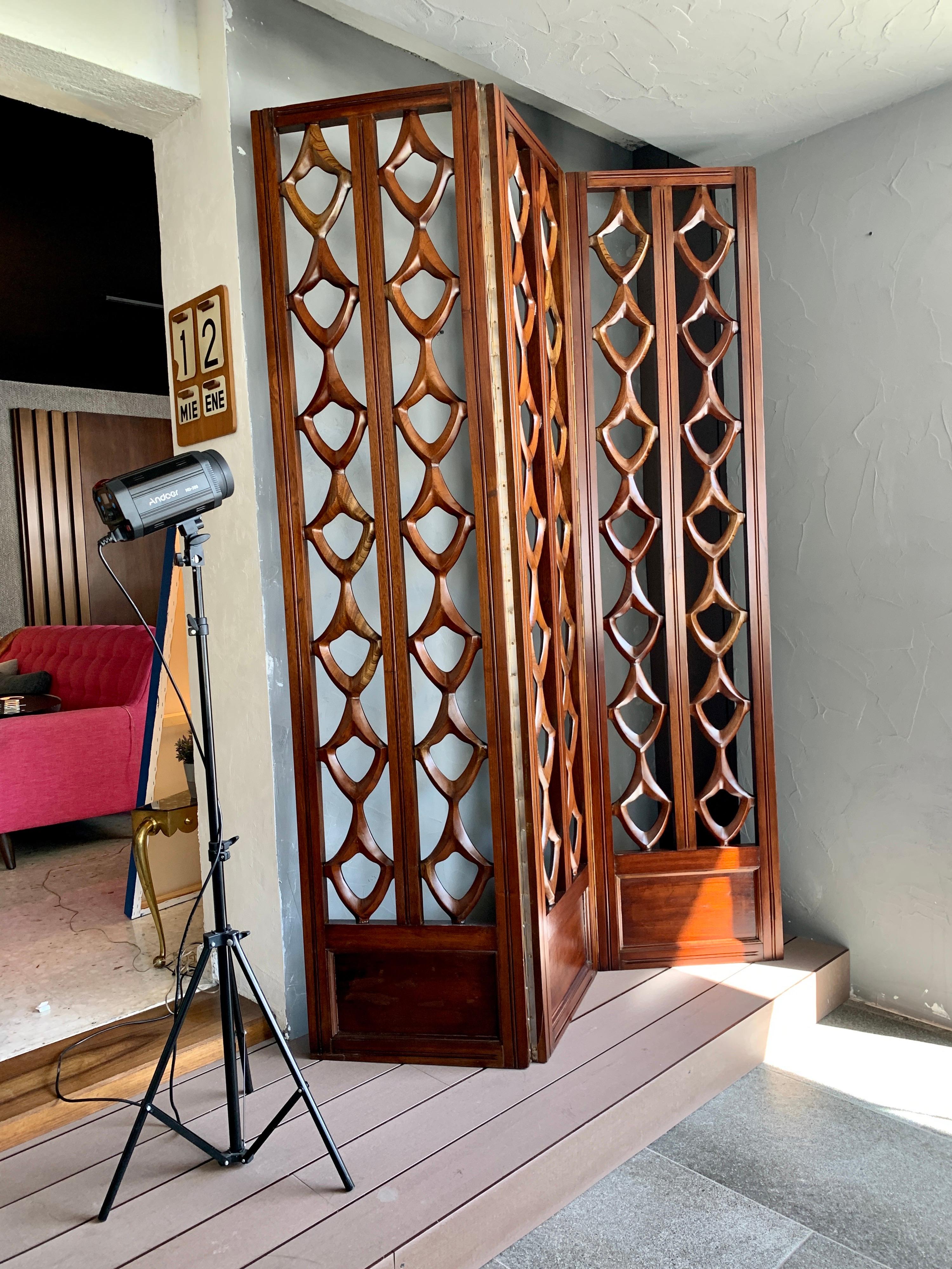 Three-panel screen, a work of art and craftsmanship made of two woods, mahogany and cedar, view from both sides. The extended piece has a measure of 151 cms.
Here in our studio we give it more value as a sculpture than as a screen or room divider.