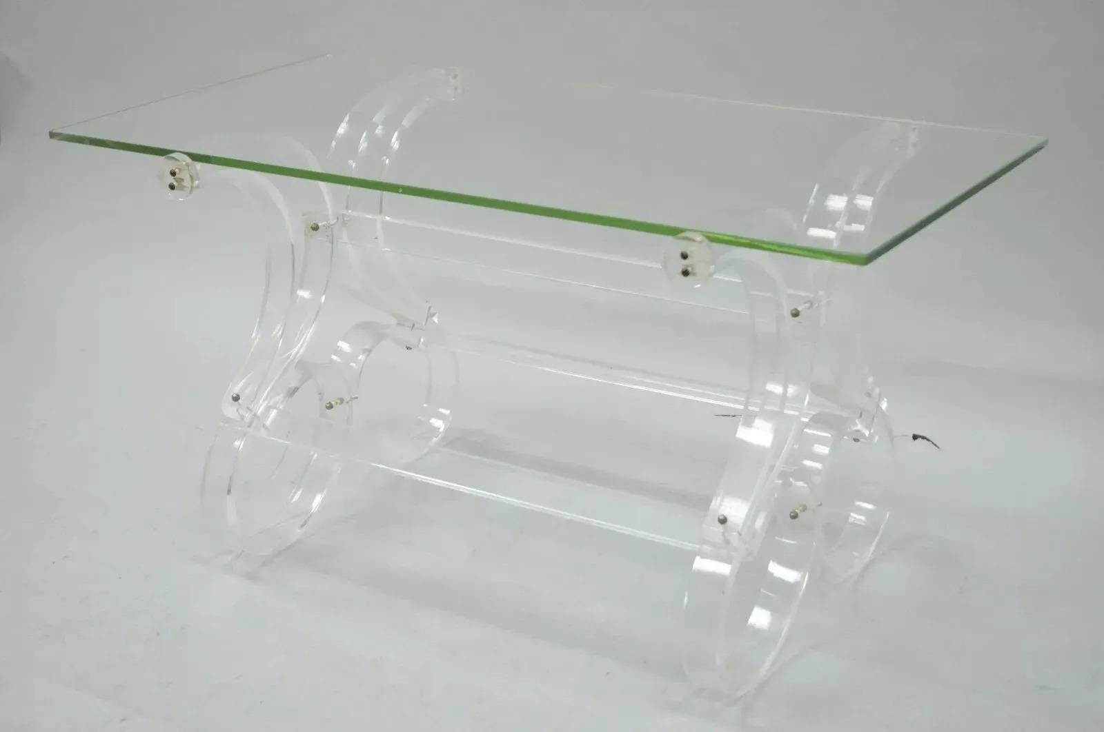 Table basse Hollywood Regency mi-siècle moderne à ruban défilant en verre lucite en vente 3