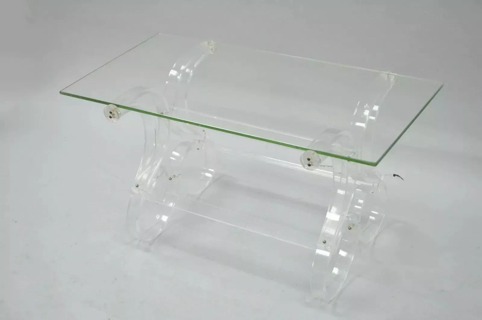 Mid-Century Modern Table basse Hollywood Regency mi-siècle moderne à ruban défilant en verre lucite en vente
