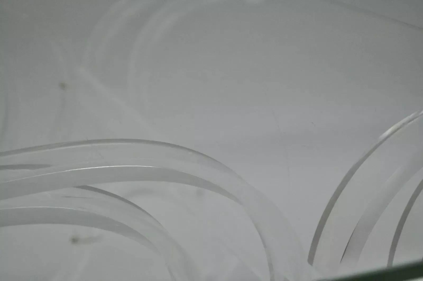 Verre Table basse Hollywood Regency mi-siècle moderne à ruban défilant en verre lucite en vente