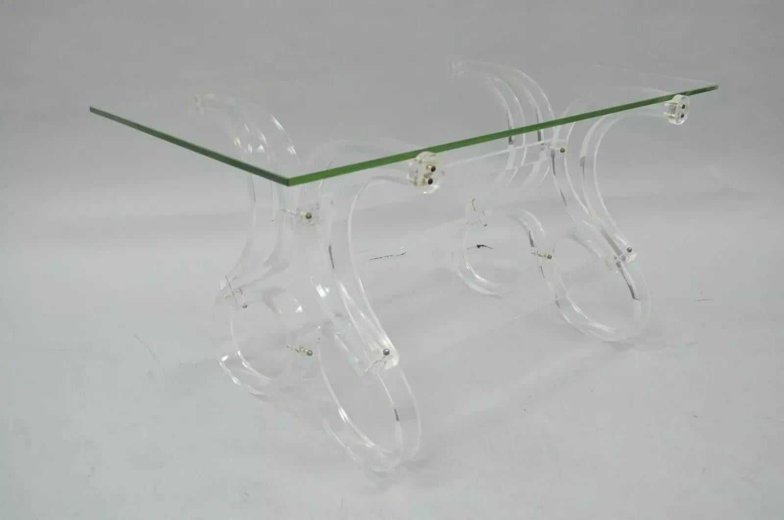 Table basse Hollywood Regency mi-siècle moderne à ruban défilant en verre lucite en vente 2