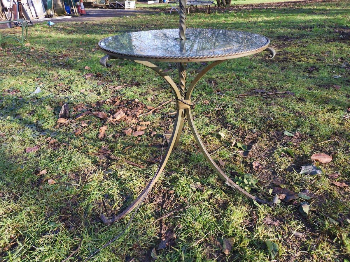 Lampadaire en fer forgé à volutes moderne du milieu du siècle dernier avec table circulaire en verre Bon état - En vente à London, GB