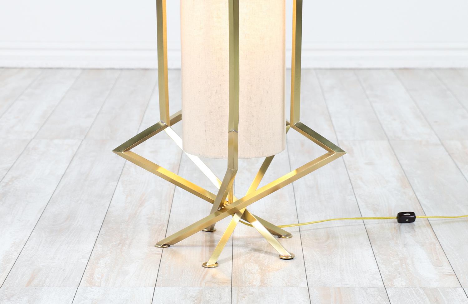 Expertly Restored - Mid-Century Modern Sculpted Brass Floor Lamp  For Sale 1