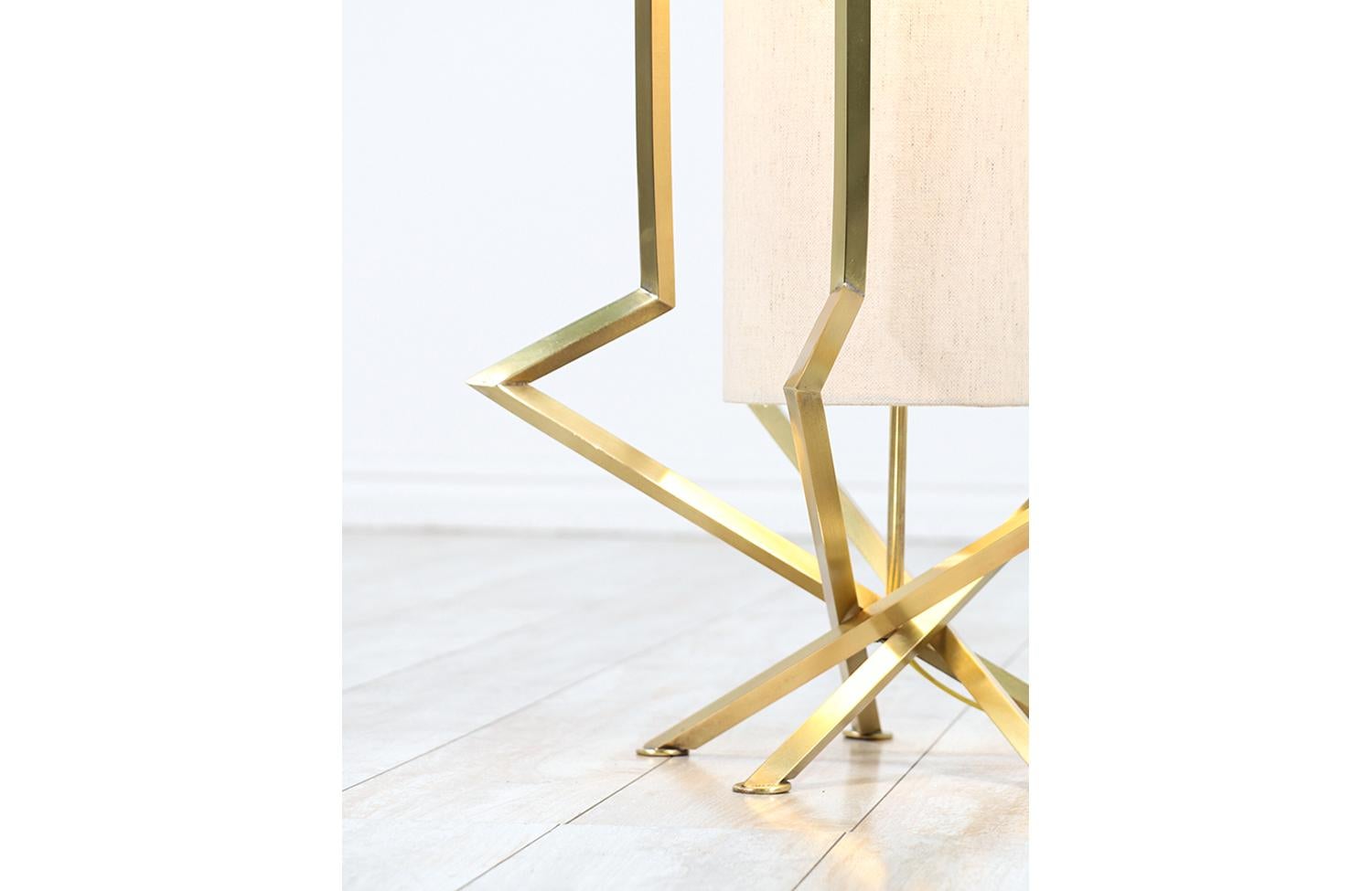 Ottone Restaurata con perizia - Lampada da terra in ottone scolpito della modernità di metà secolo in vendita