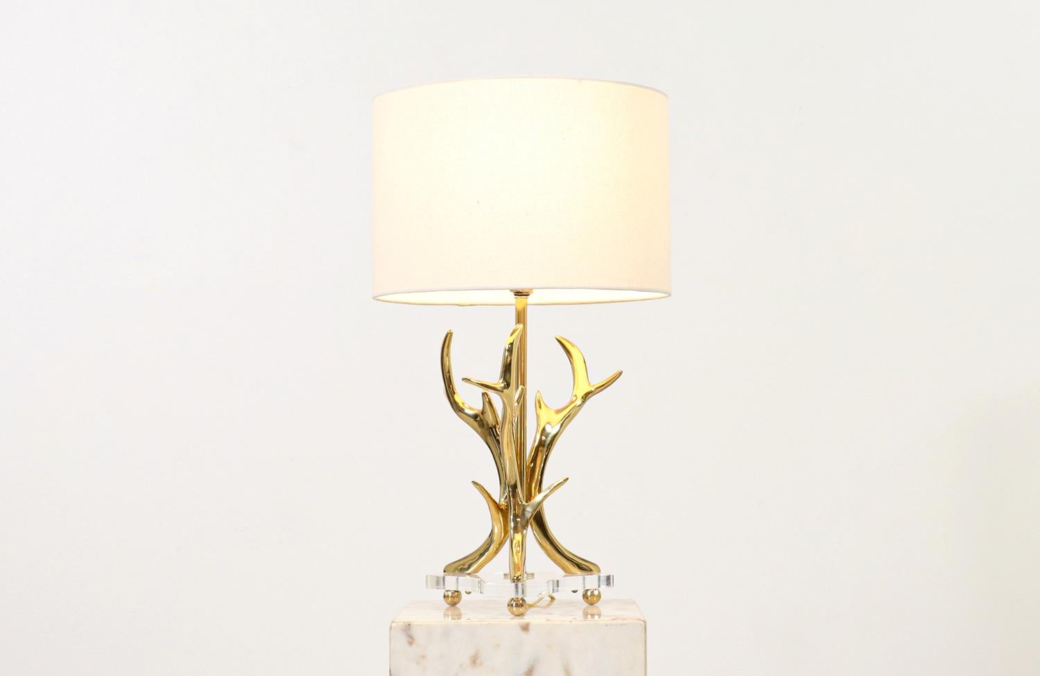 American Mid-Century Modern Sculpted Brass Horns & Lucite Table Lamp For Sale