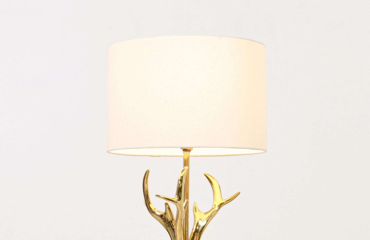 Mid-Century Modern Sculpted Brass Horns & Lucite Table Lamp In Excellent Condition For Sale In Los Angeles, CA