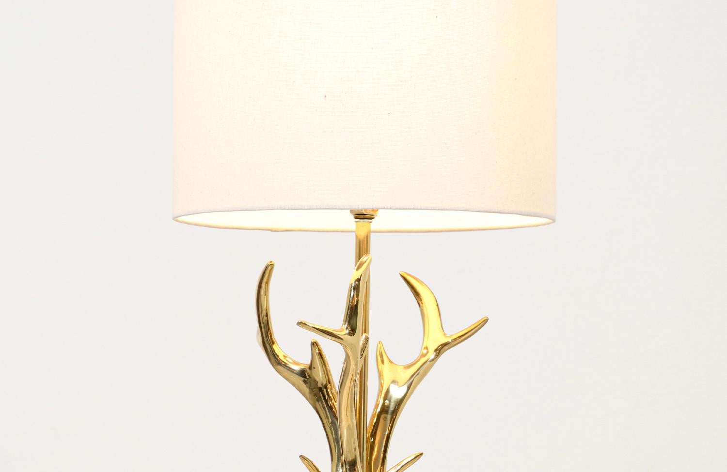 Late 20th Century Mid-Century Modern Sculpted Brass Horns & Lucite Table Lamp For Sale