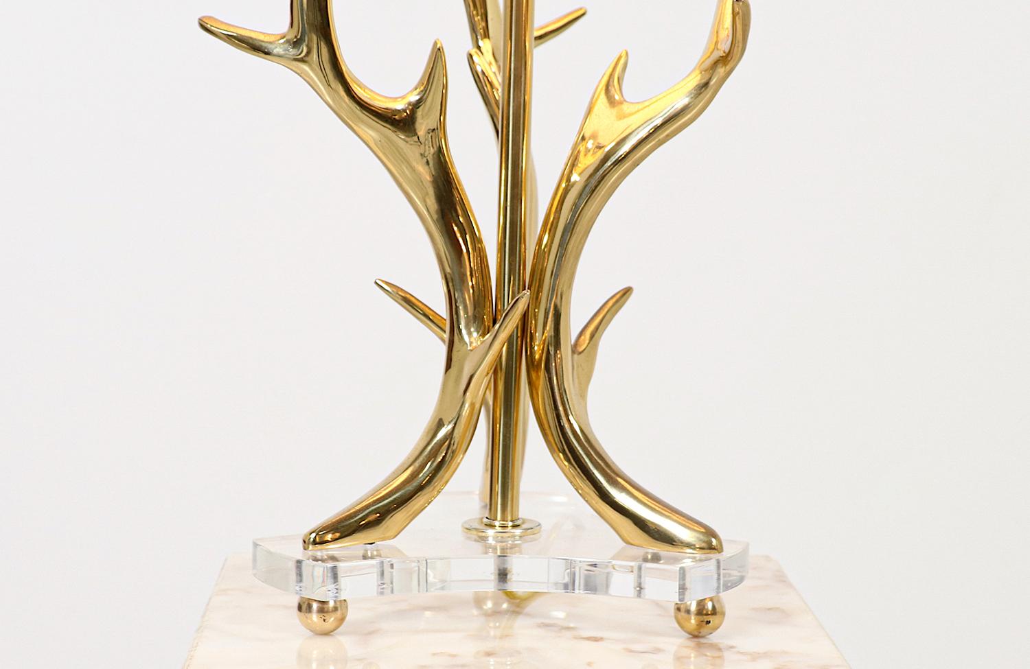 Mid-Century Modern Sculpted Brass Horns & Lucite Table Lamp For Sale 1