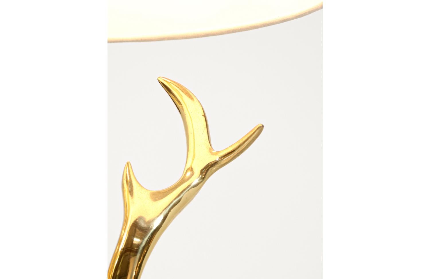 Mid-Century Modern Sculpted Brass Horns & Lucite Table Lamp For Sale 2
