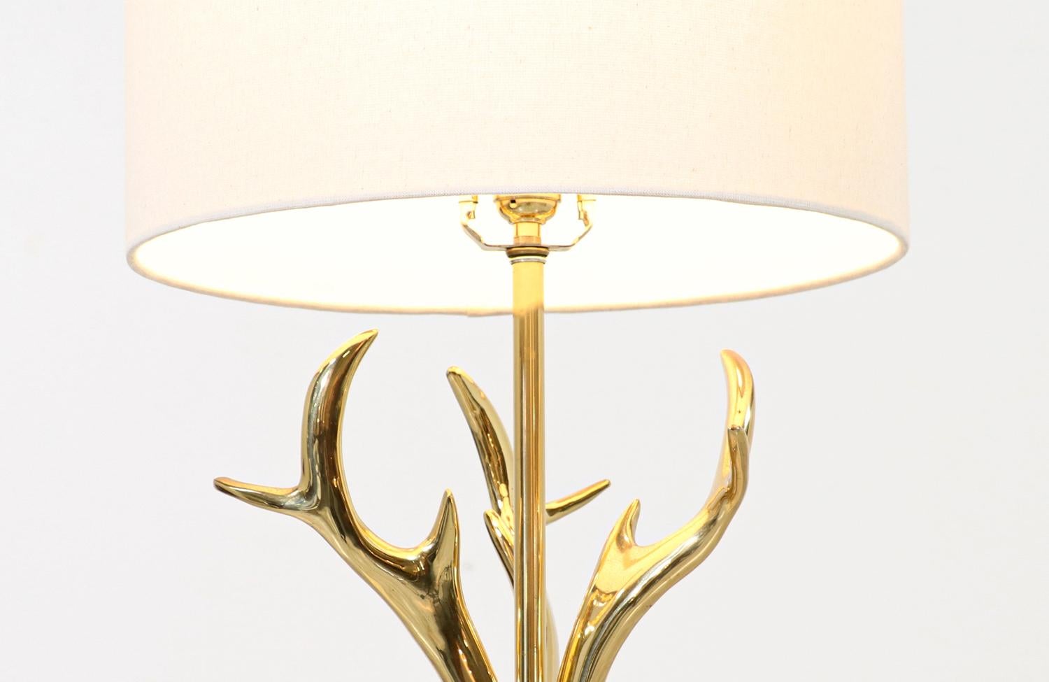 Mid-Century Modern Sculpted Brass Horns & Lucite Table Lamp For Sale 3