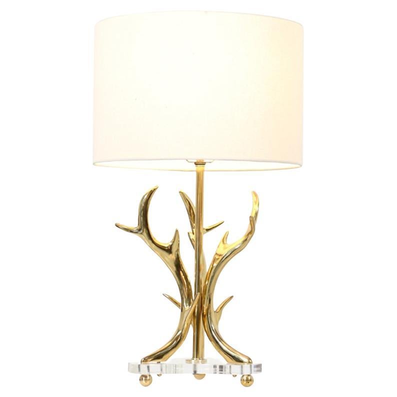 Mid-Century Modern Sculpted Brass Horns & Lucite Table Lamp For Sale