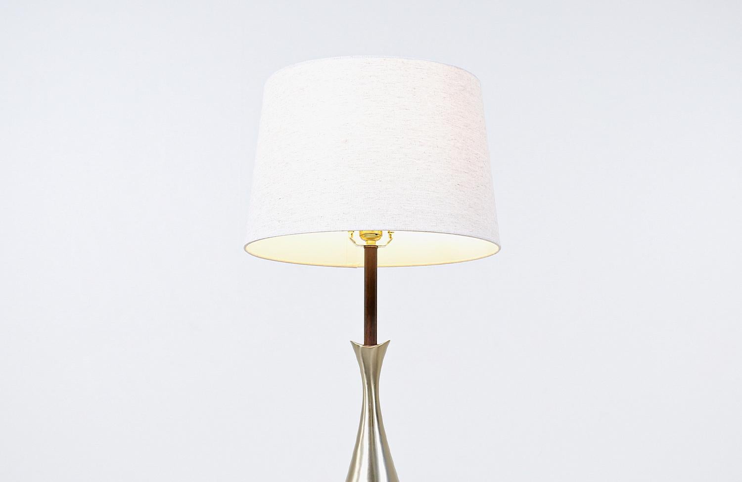 American Expertly Restored - Mid-Century Modern Sculpted Brass Table Lamp by Laurel For Sale