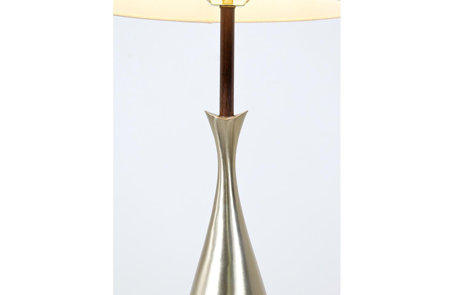 Expertly Restored - Mid-Century Modern Sculpted Brass Table Lamp by Laurel In Excellent Condition For Sale In Los Angeles, CA