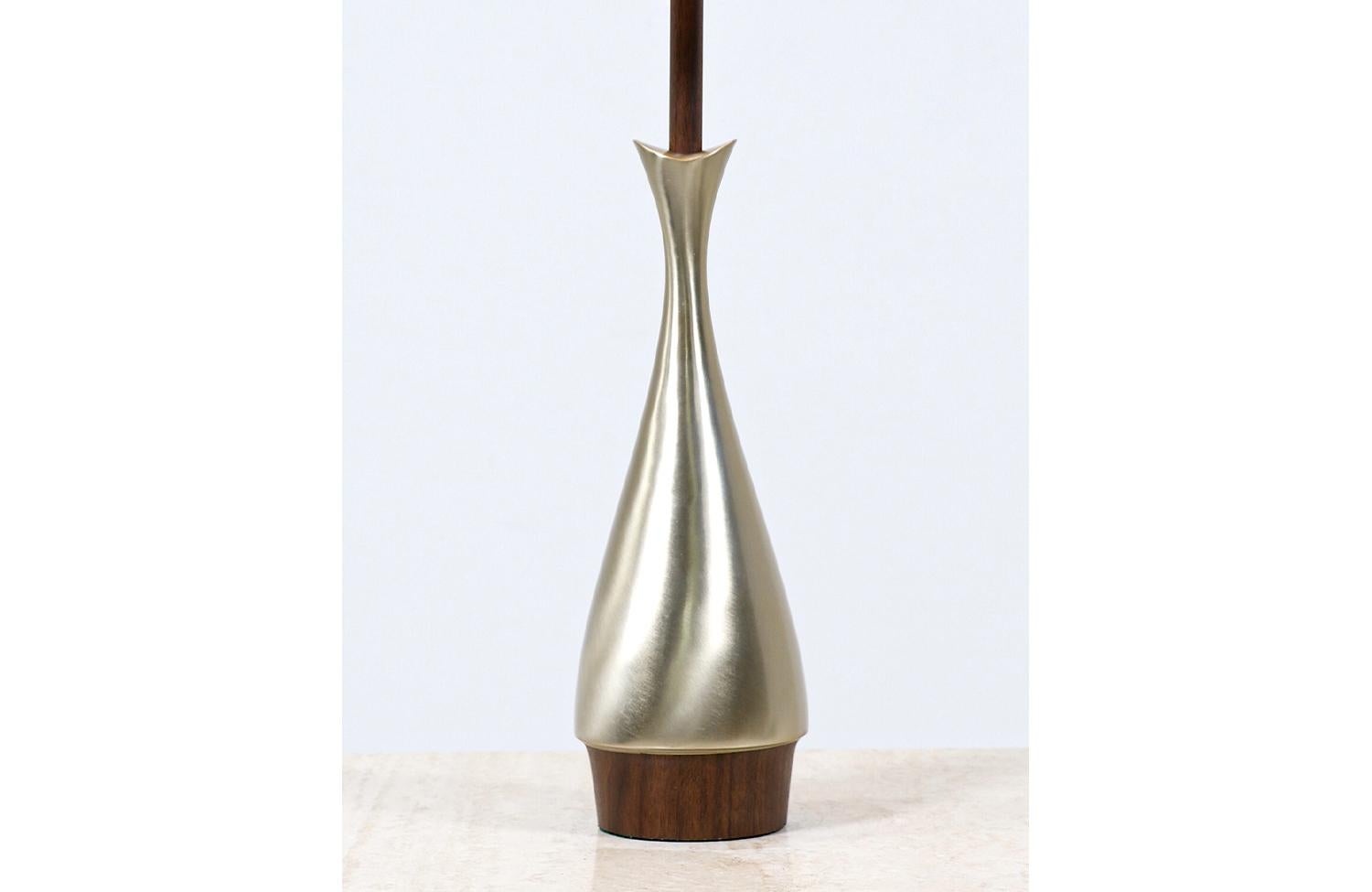 Mid-20th Century Expertly Restored - Mid-Century Modern Sculpted Brass Table Lamp by Laurel For Sale