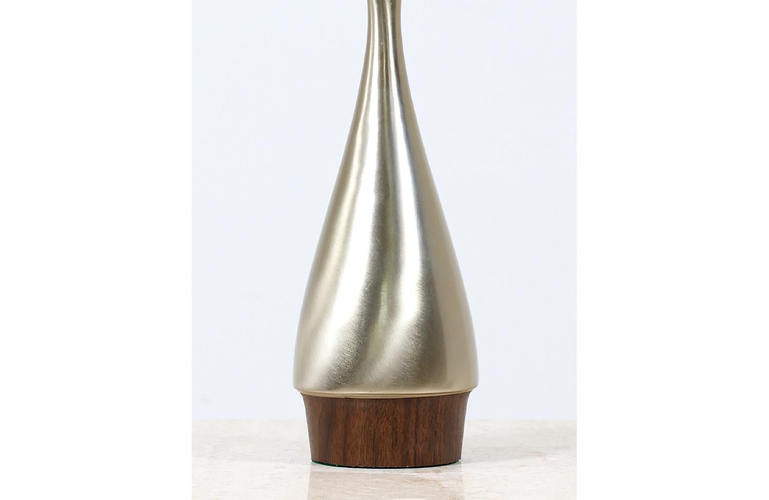 Metal Expertly Restored - Mid-Century Modern Sculpted Brass Table Lamp by Laurel For Sale