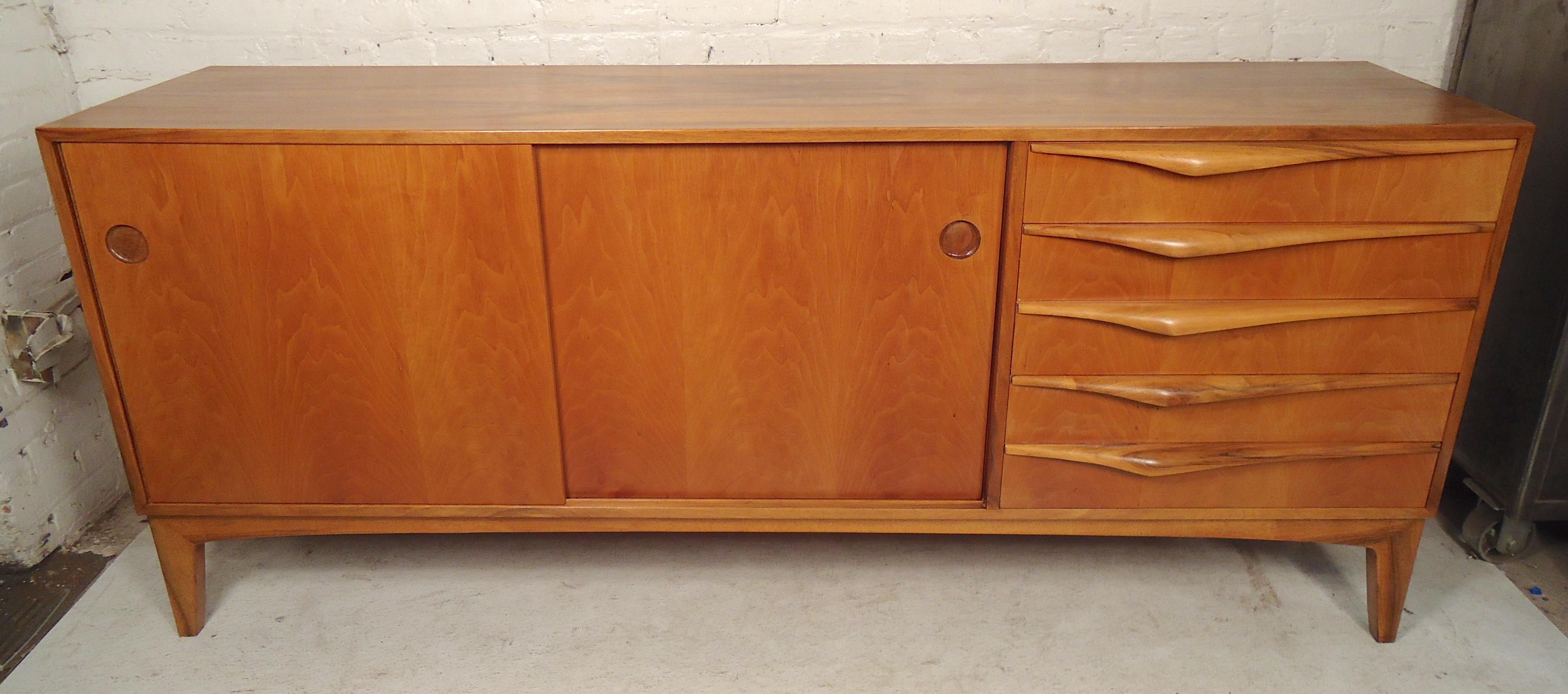 Stunning long server with sculpted handles and tapered legs. Open cabinet with shelves and five side drawers. Great for living room or bedroom storage.

(Please confirm item location - NY or NJ - with dealer).
  