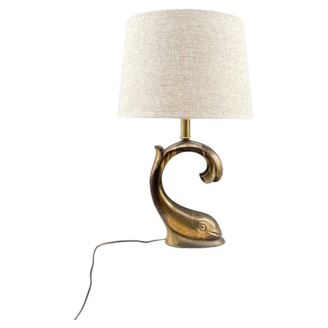 Mid-Century Modern Sculpted Dolphin Style Tischlampe aus Messing im Angebot