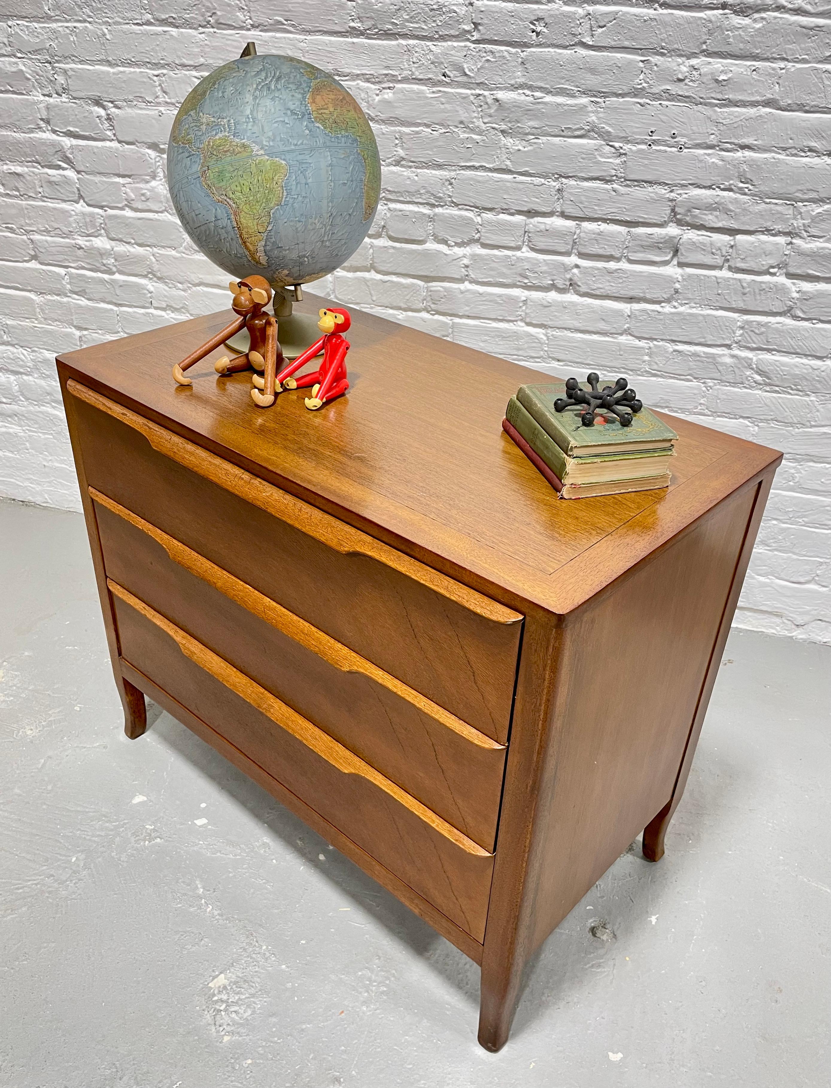 Mid-Century Modern Sculpted Drawer Walnut Dresser by Sligh Furniture In Good Condition In Weehawken, NJ