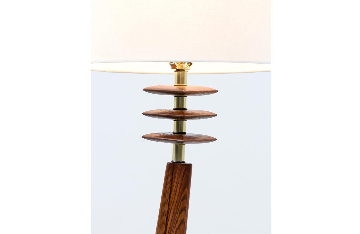  Expertly Restored - Mid-Century Modern Sculpted Floor Lamp with Brass Accents For Sale 1