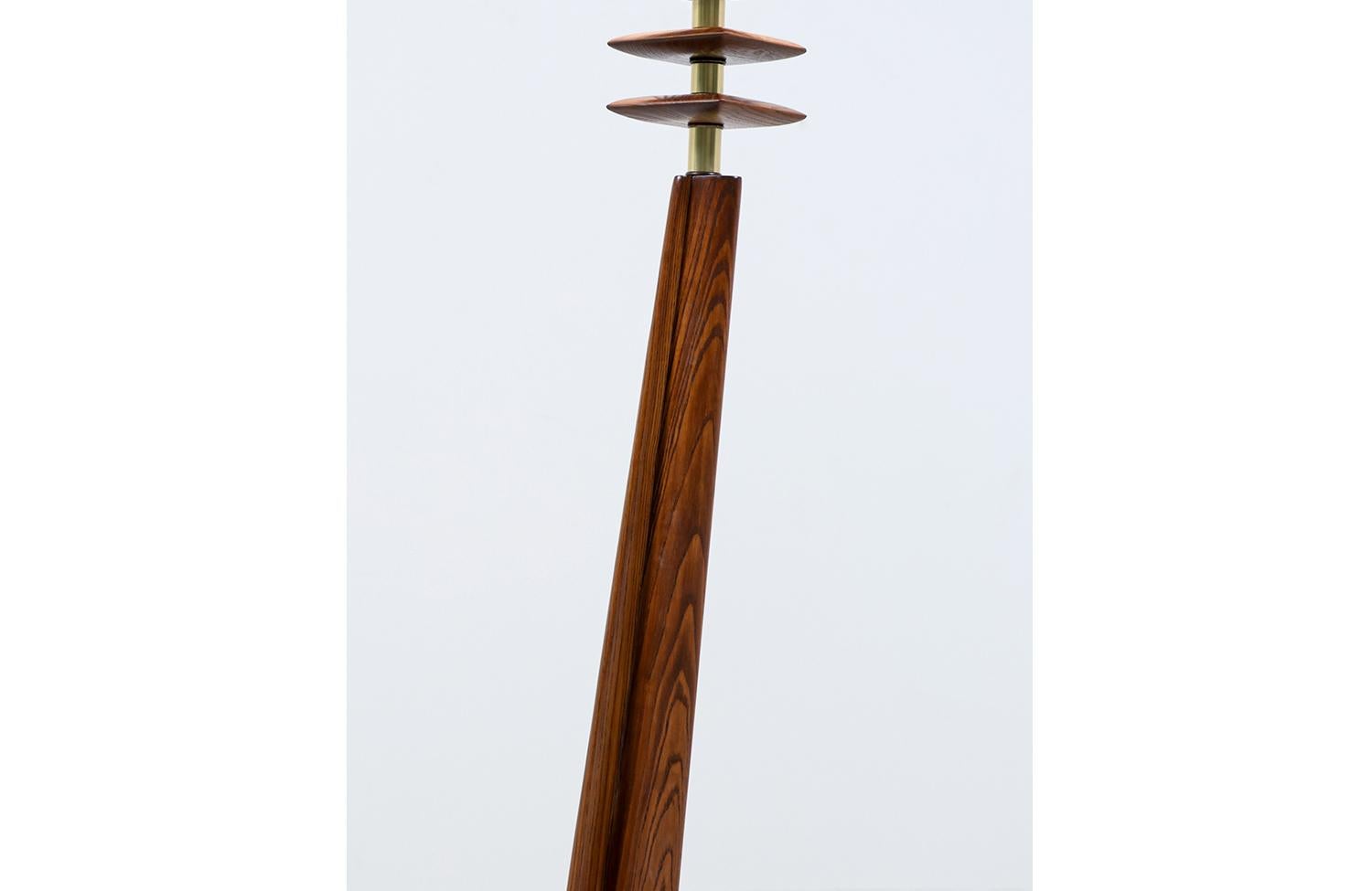  Expertly Restored - Mid-Century Modern Sculpted Floor Lamp with Brass Accents For Sale 2