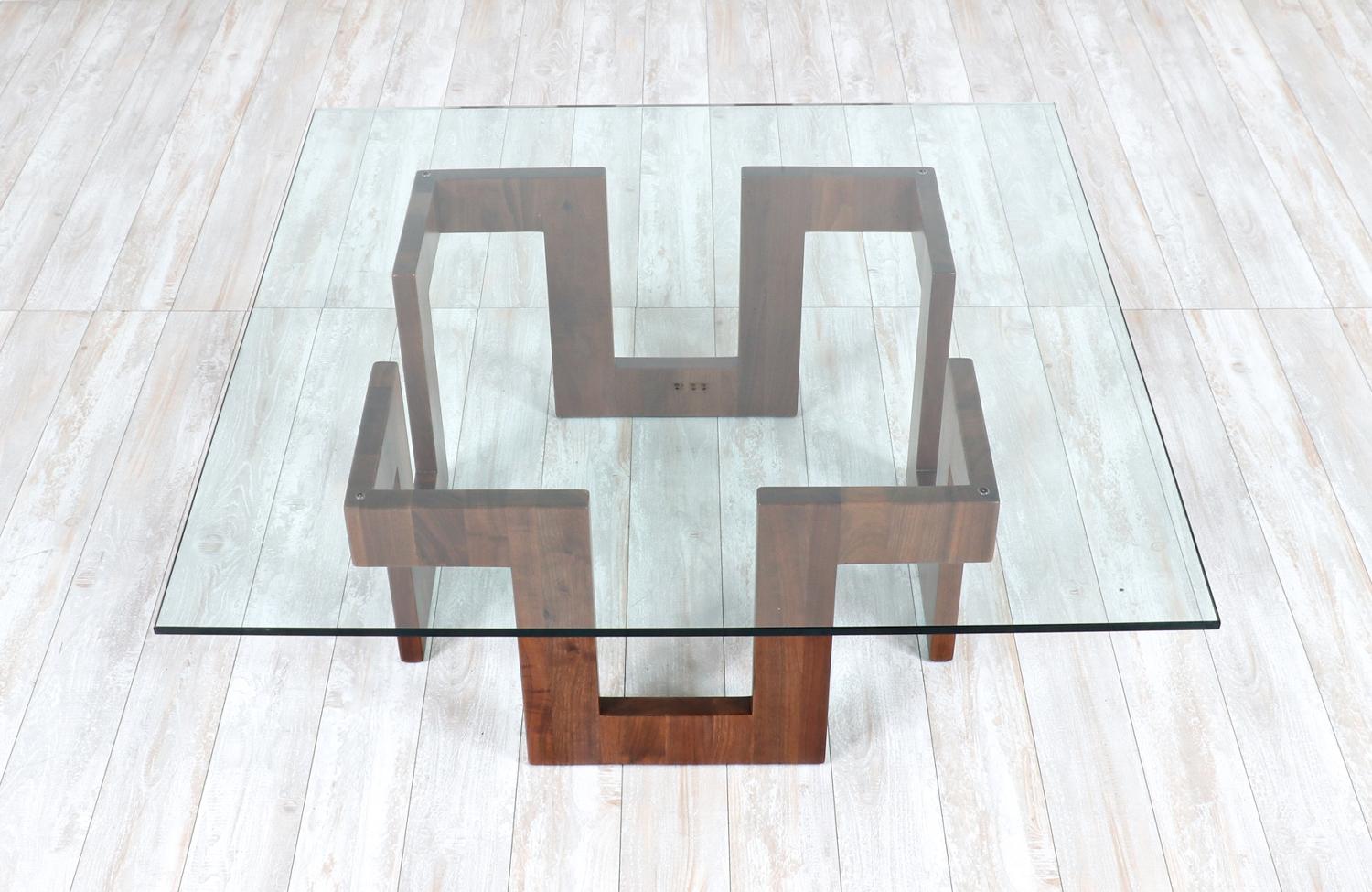Mid-Century Modern Table basse géométrique en noyer avec plateau en verre, The Moderns en vente