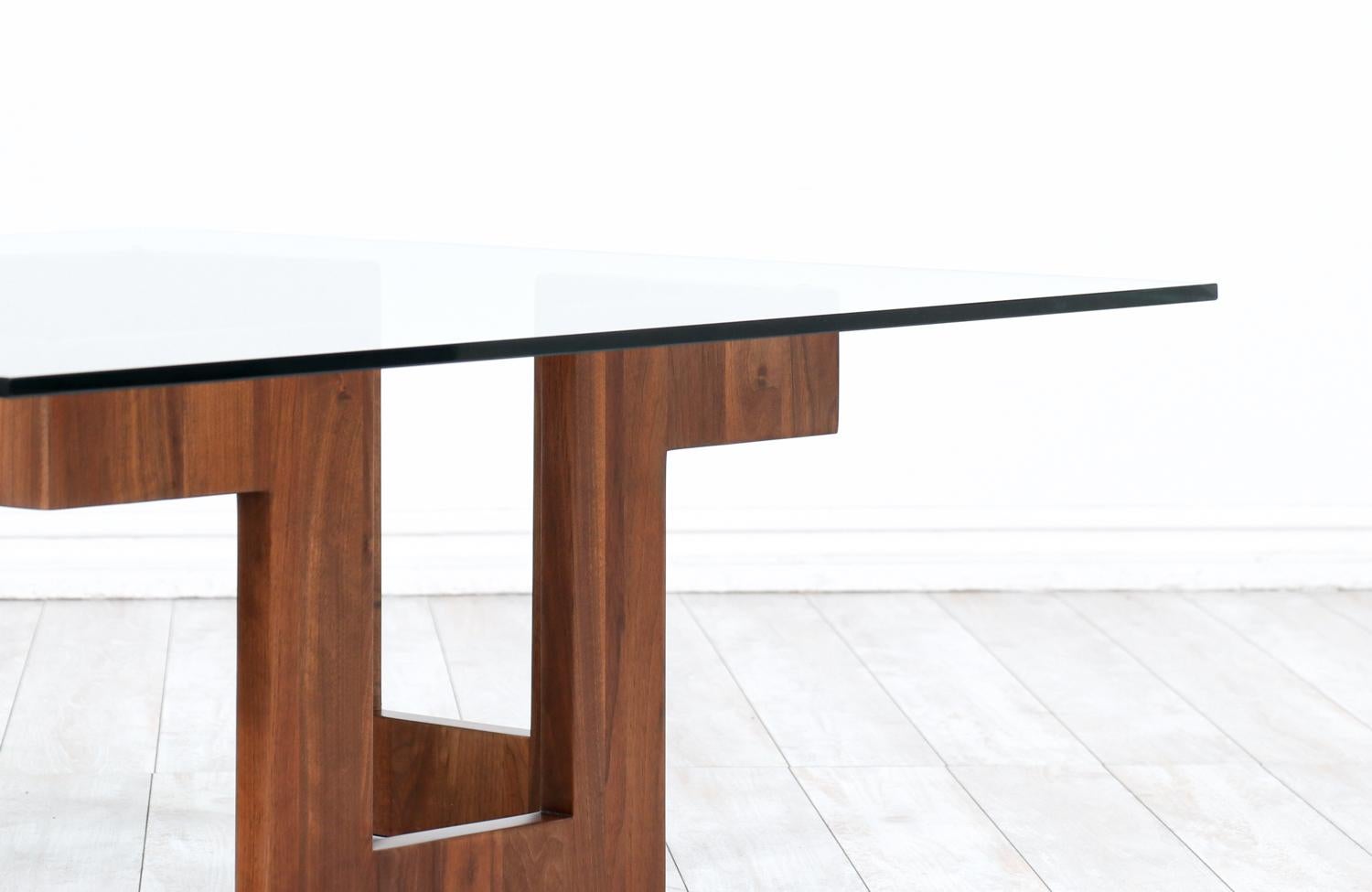 Américain Table basse géométrique en noyer avec plateau en verre, The Moderns en vente
