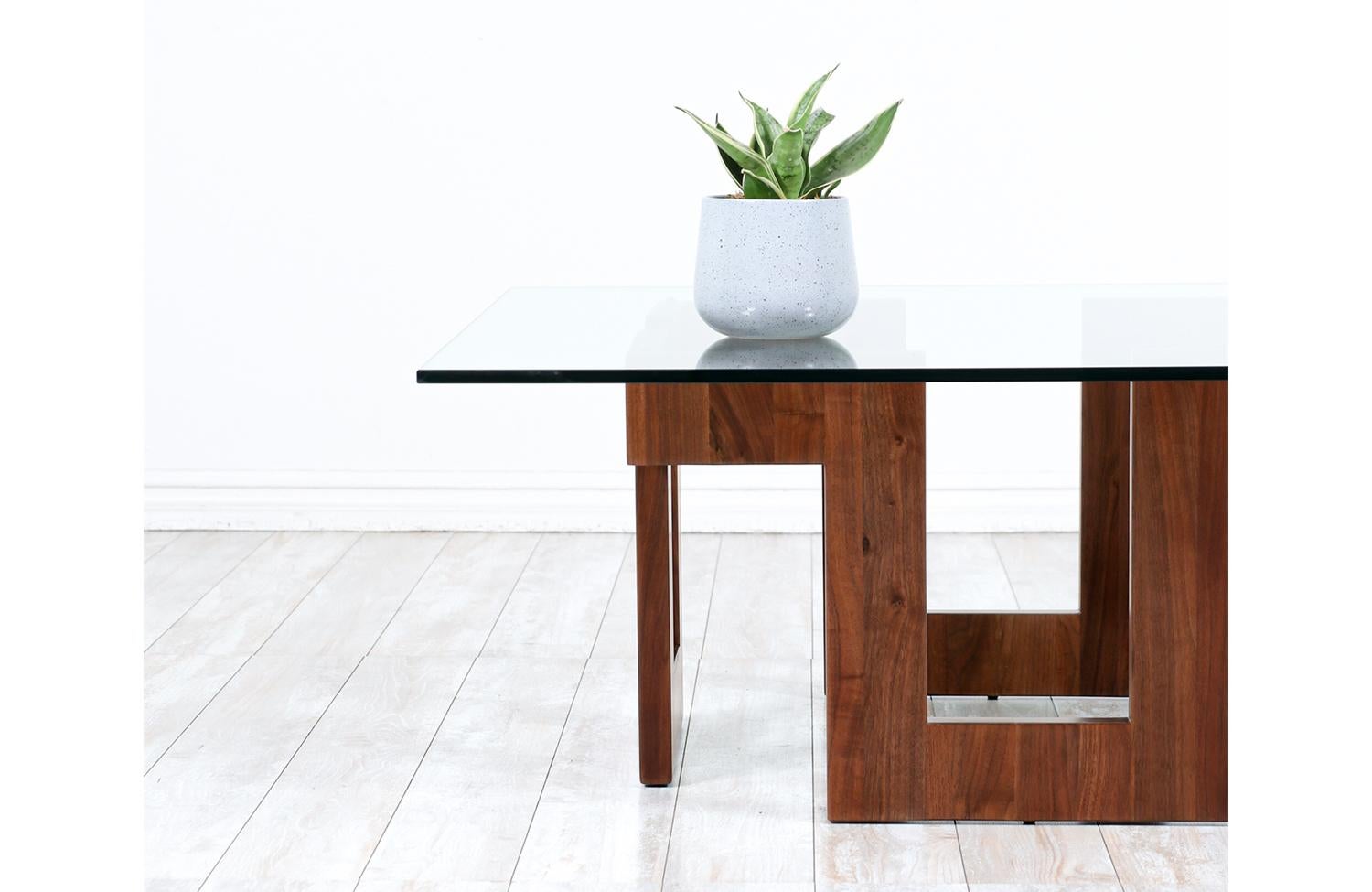 Table basse géométrique en noyer avec plateau en verre, The Moderns Excellent état - En vente à Los Angeles, CA