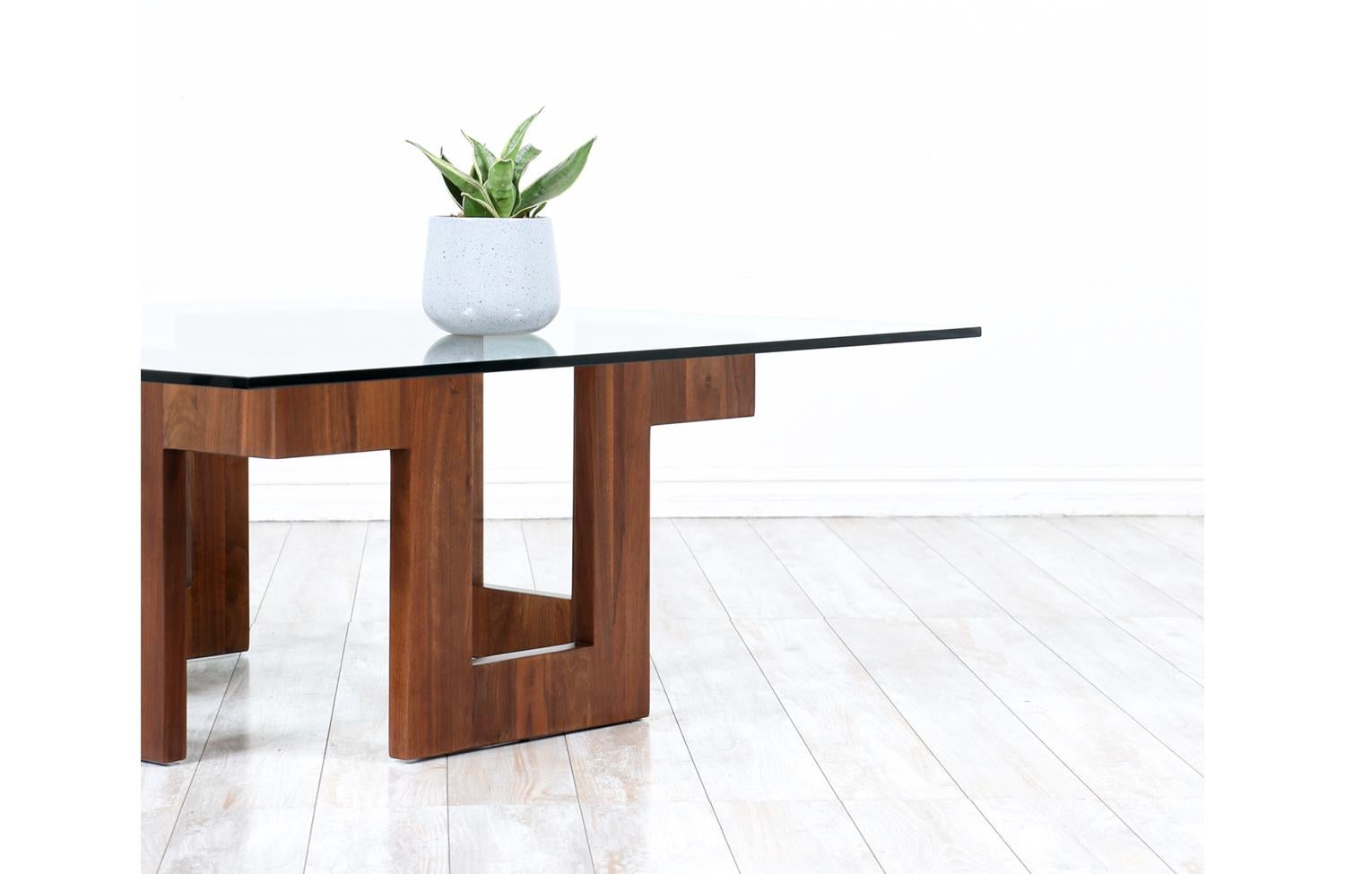 Milieu du XXe siècle Table basse géométrique en noyer avec plateau en verre, The Moderns en vente