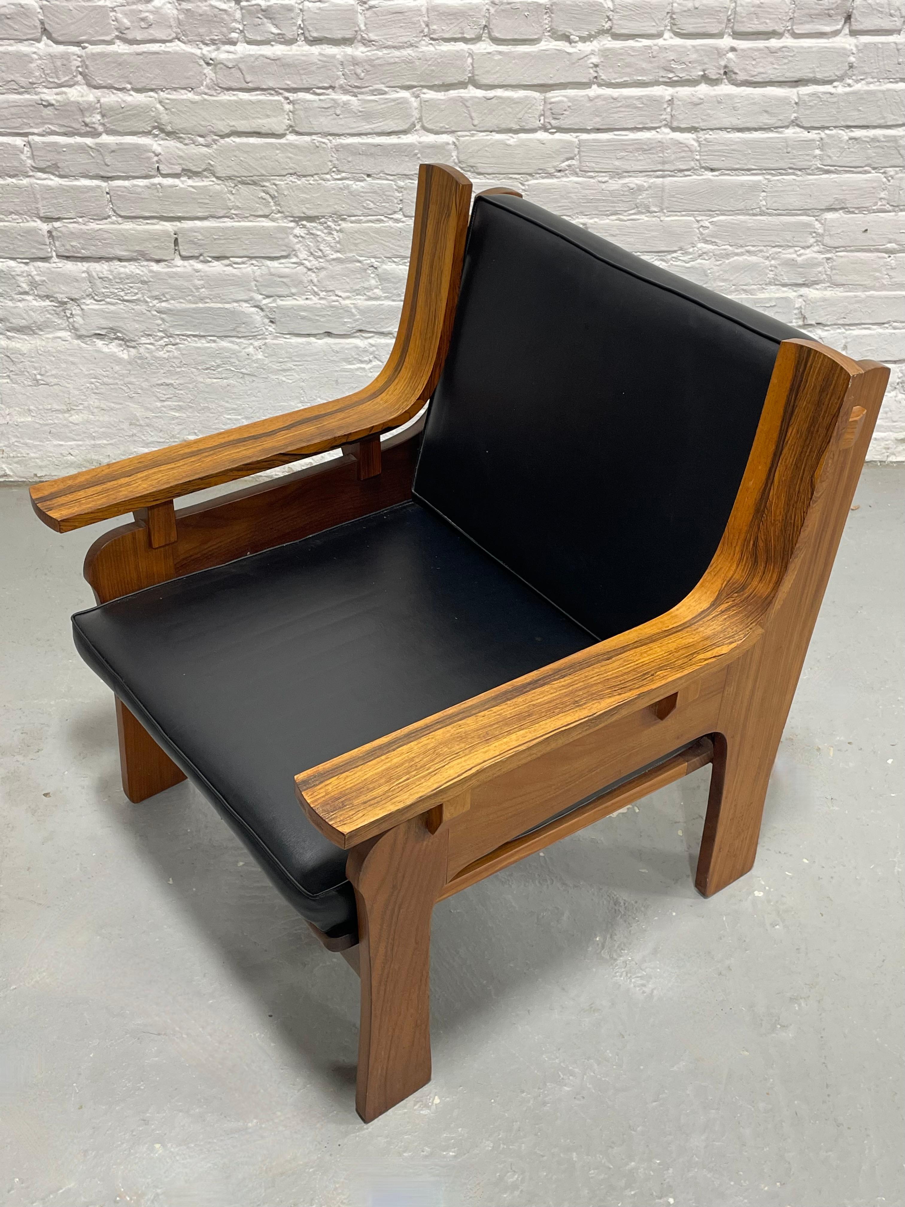 Chaise longue sculptée de style moderne du milieu du siècle, fabriquée en Italie, c.C. 1970 en vente 3