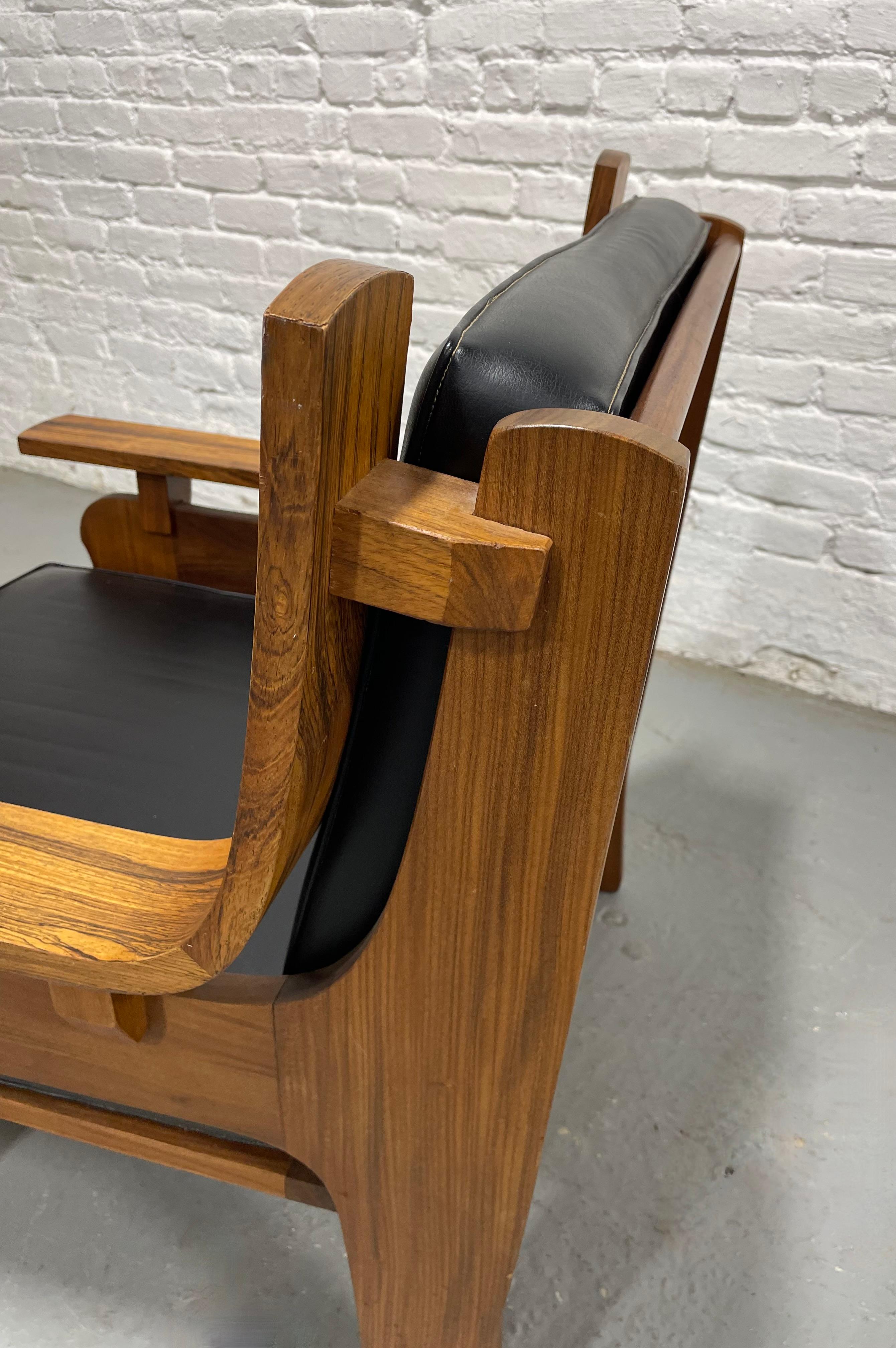 Chaise longue sculptée de style moderne du milieu du siècle, fabriquée en Italie, c.C. 1970 en vente 5