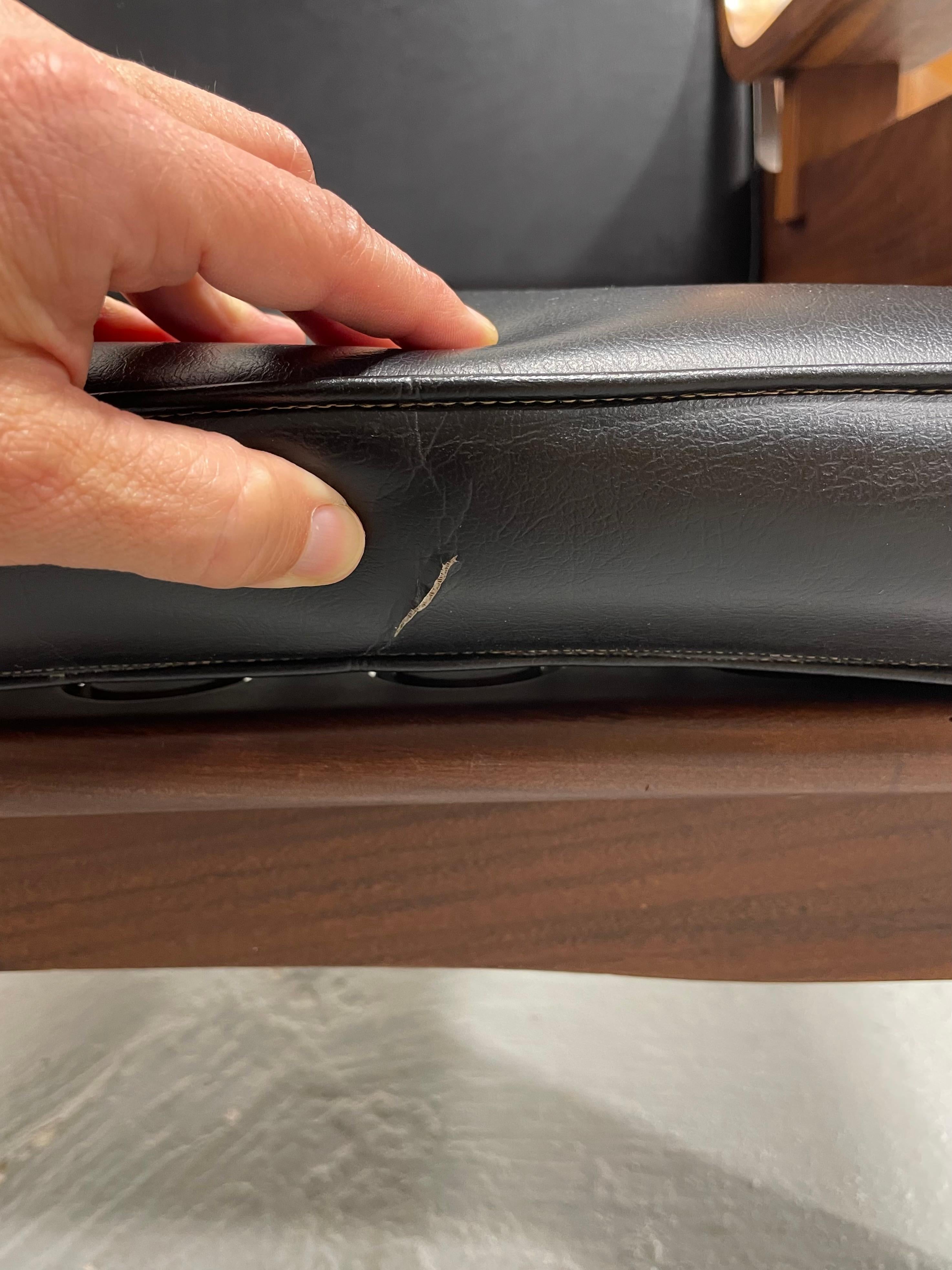 Chaise longue sculptée de style moderne du milieu du siècle, fabriquée en Italie, c.C. 1970 en vente 6