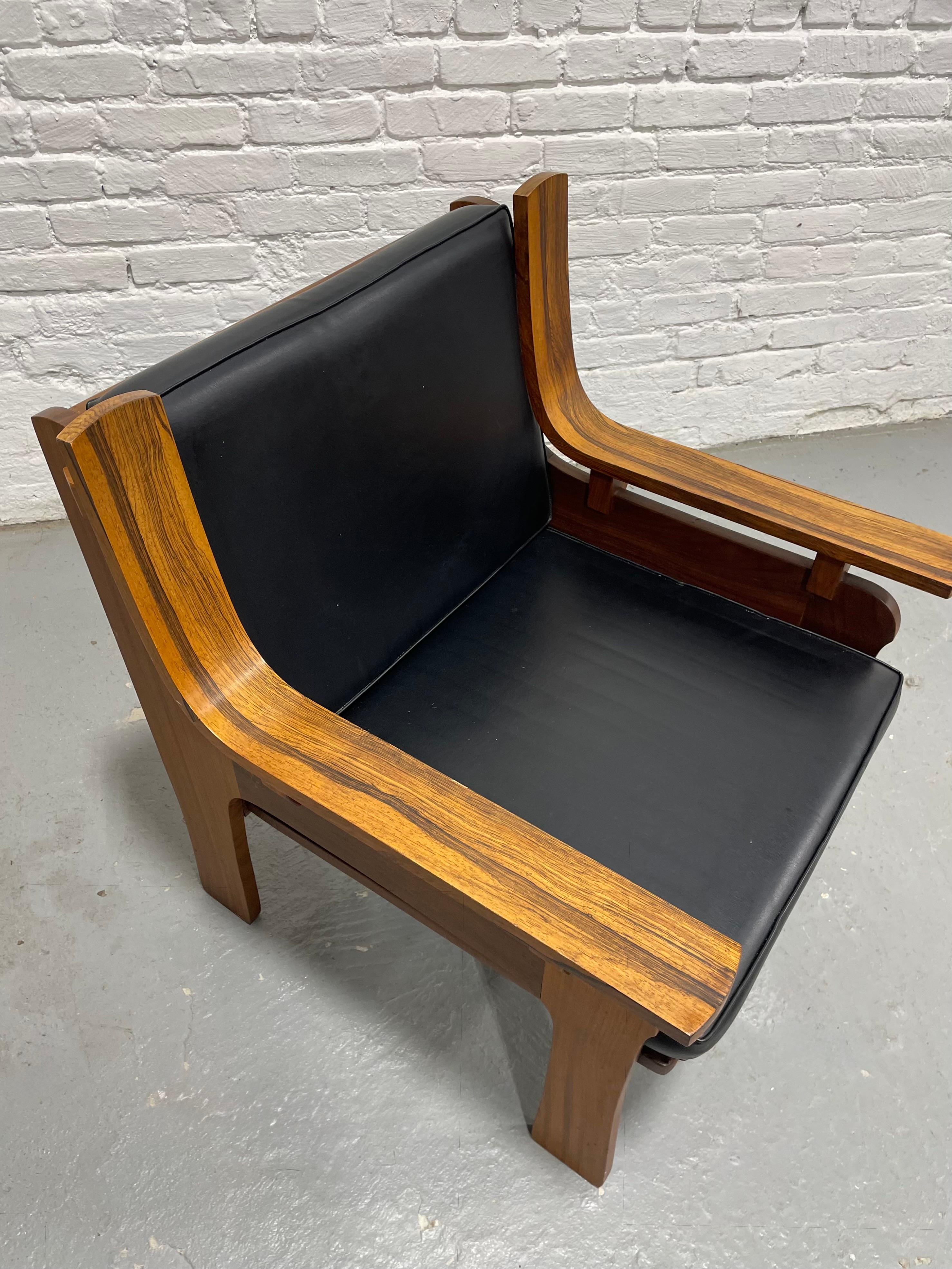 Mid-Century Modern Chaise longue sculptée de style moderne du milieu du siècle, fabriquée en Italie, c.C. 1970 en vente
