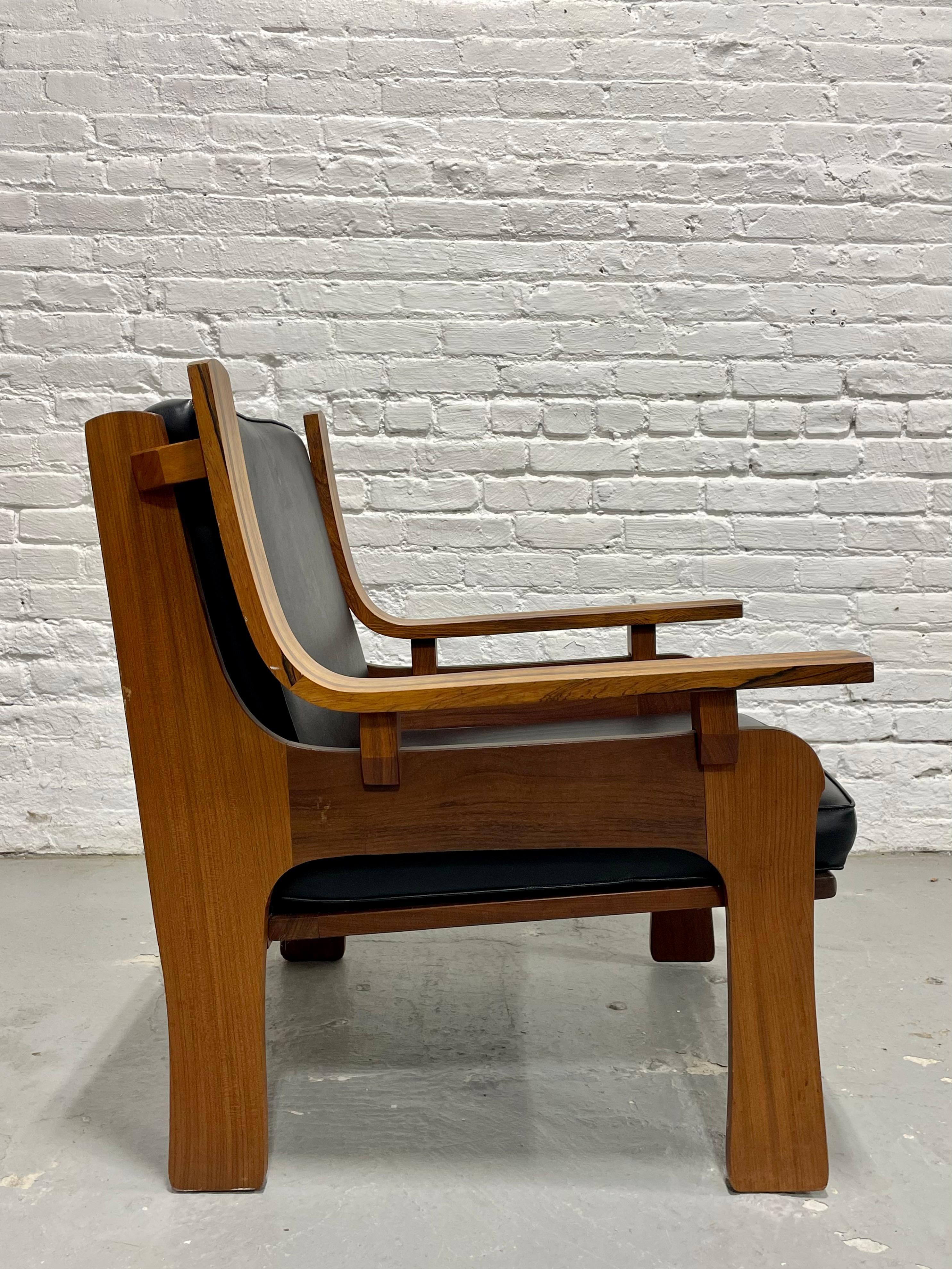 italien Chaise longue sculptée de style moderne du milieu du siècle, fabriquée en Italie, c.C. 1970 en vente