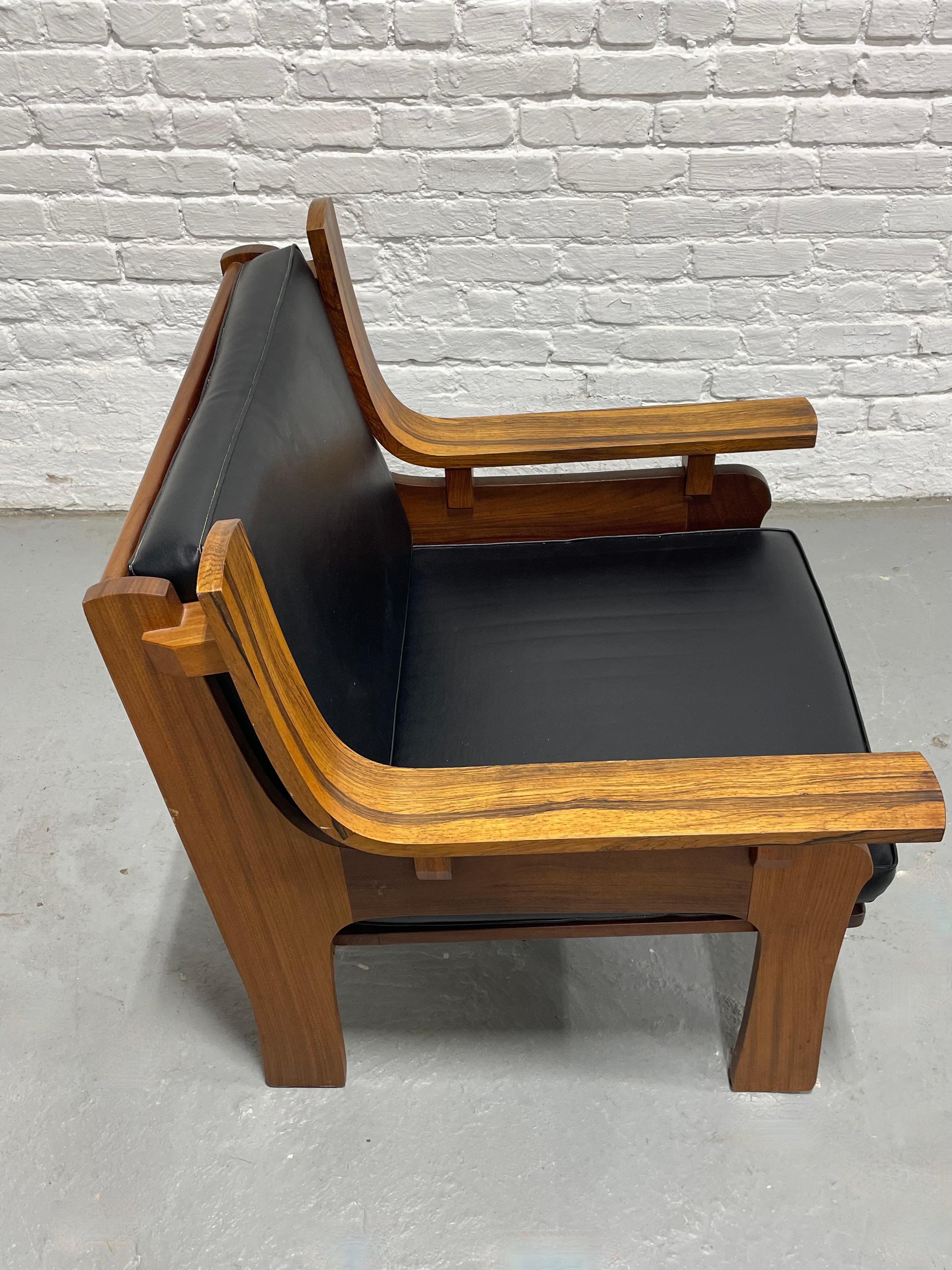 Chaise longue sculptée de style moderne du milieu du siècle, fabriquée en Italie, c.C. 1970 Bon état - En vente à Weehawken, NJ
