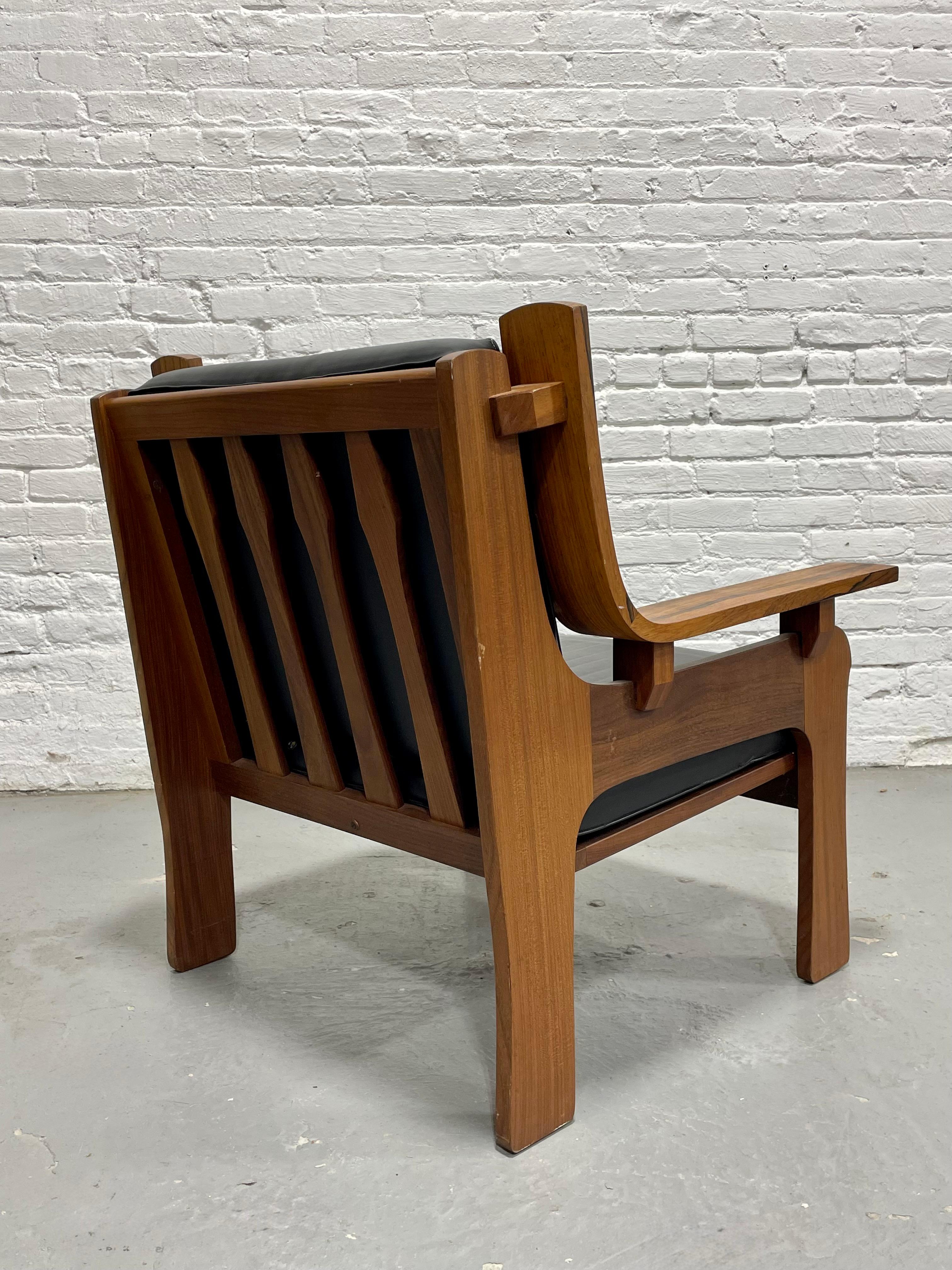 Fin du 20e siècle Chaise longue sculptée de style moderne du milieu du siècle, fabriquée en Italie, c.C. 1970 en vente