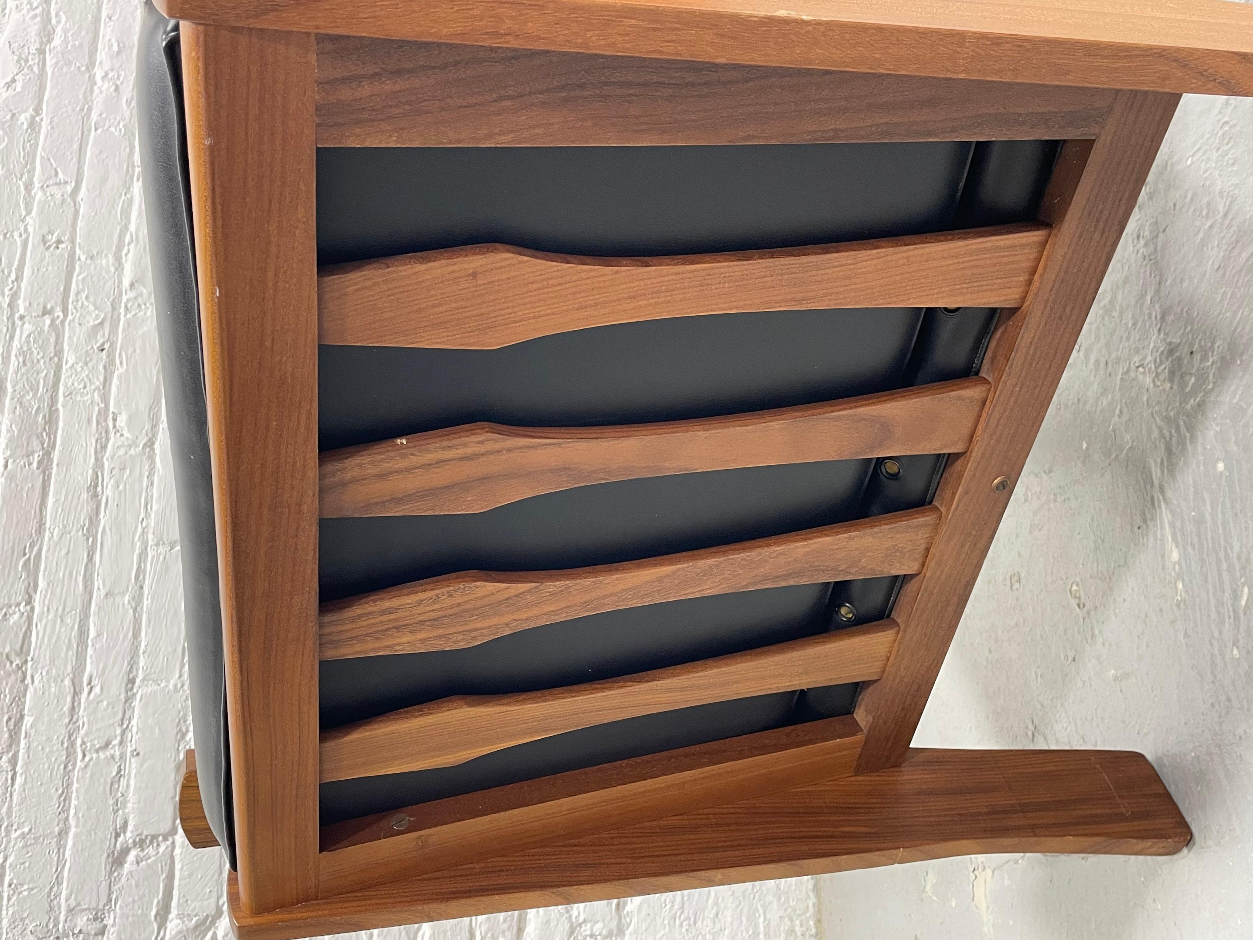 Bois de rose Chaise longue sculptée de style moderne du milieu du siècle, fabriquée en Italie, c.C. 1970 en vente