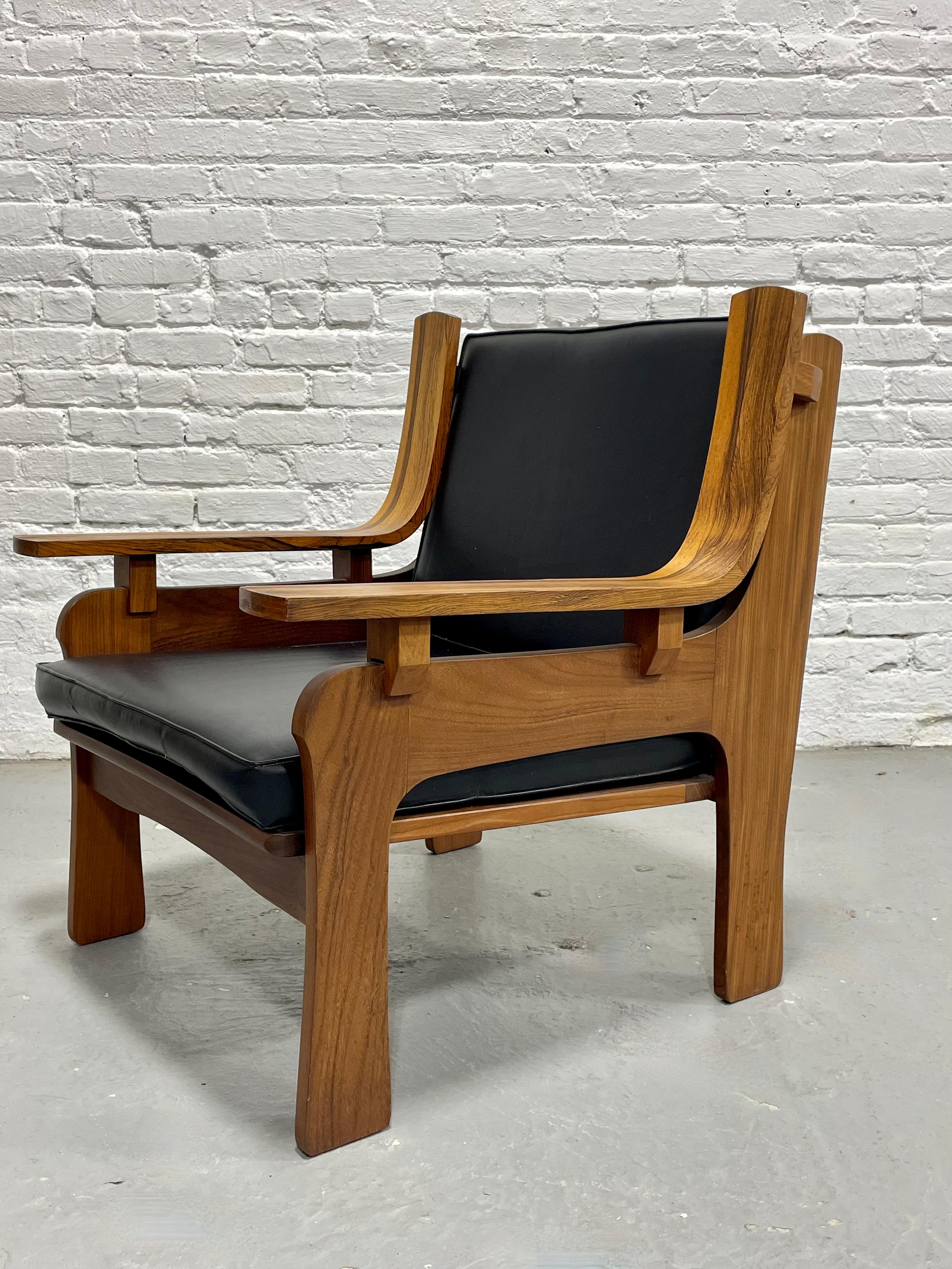 Chaise longue sculptée de style moderne du milieu du siècle, fabriquée en Italie, c.C. 1970 en vente 1