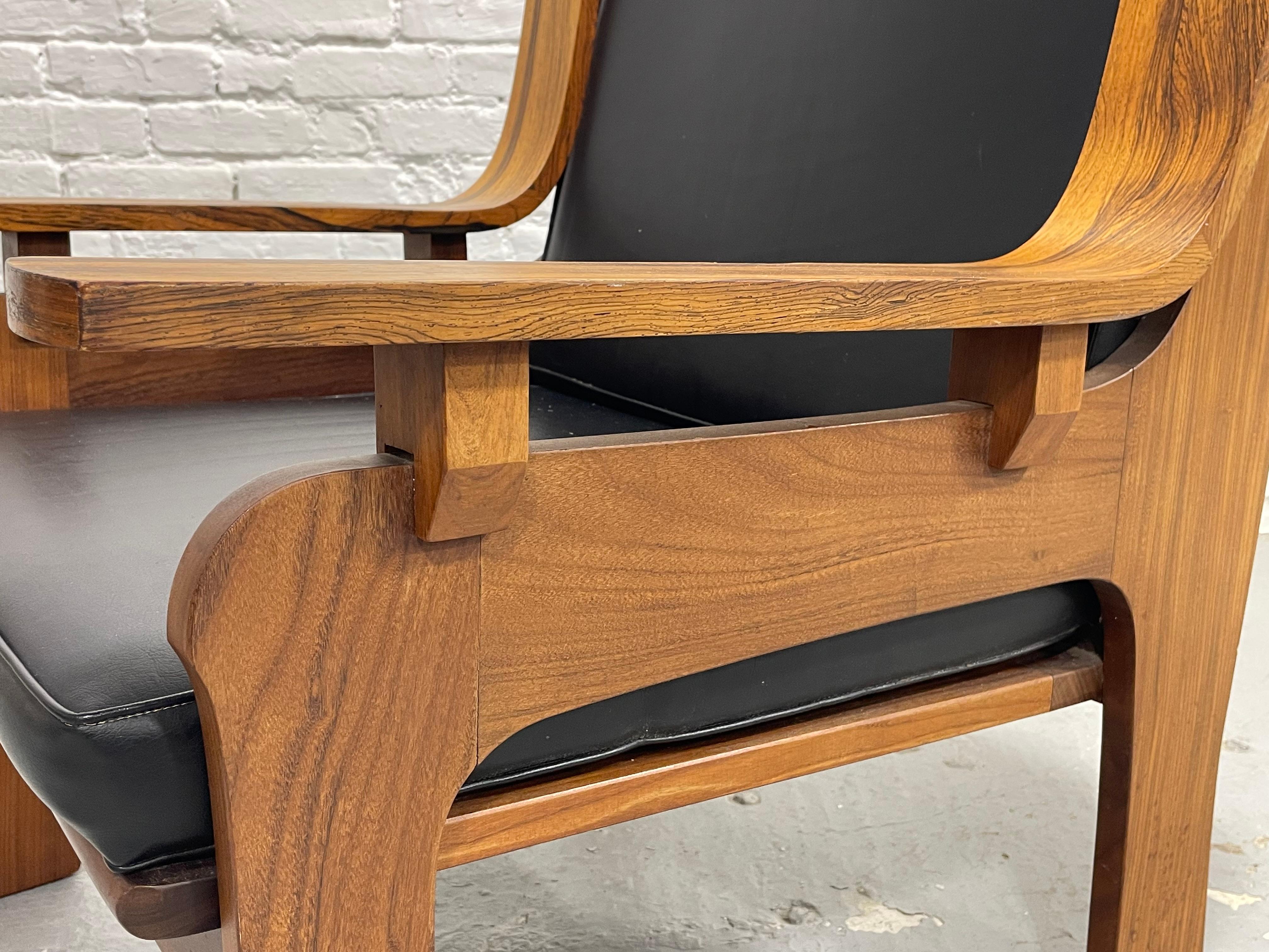 Chaise longue sculptée de style moderne du milieu du siècle, fabriquée en Italie, c.C. 1970 en vente 2