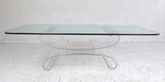 Mesa baja de Lucite esculpida, moderna de mediados de siglo