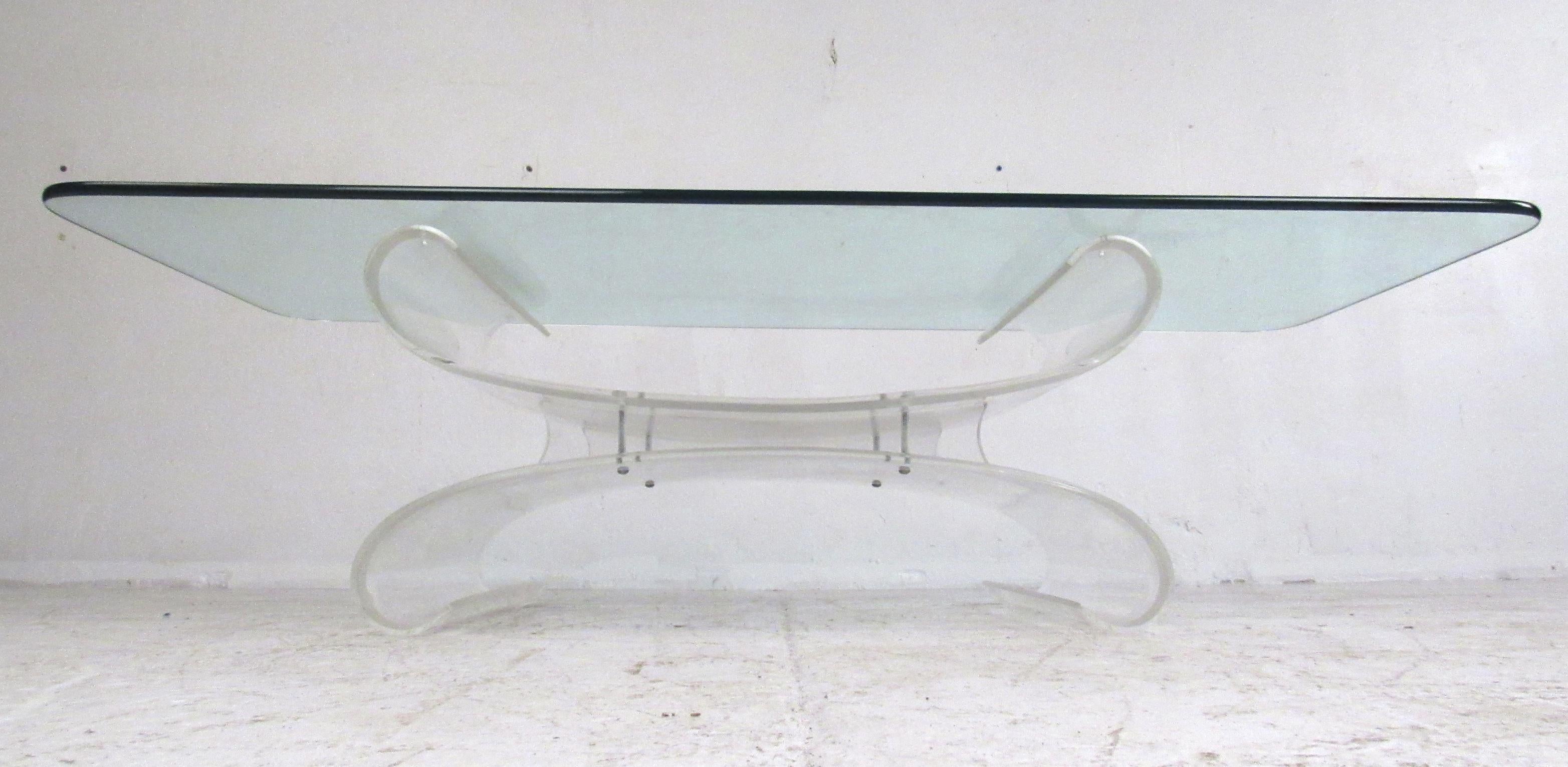 Mid-Century Modern Sculpted Lucite Coffee Table In Good Condition For Sale In Brooklyn, NY